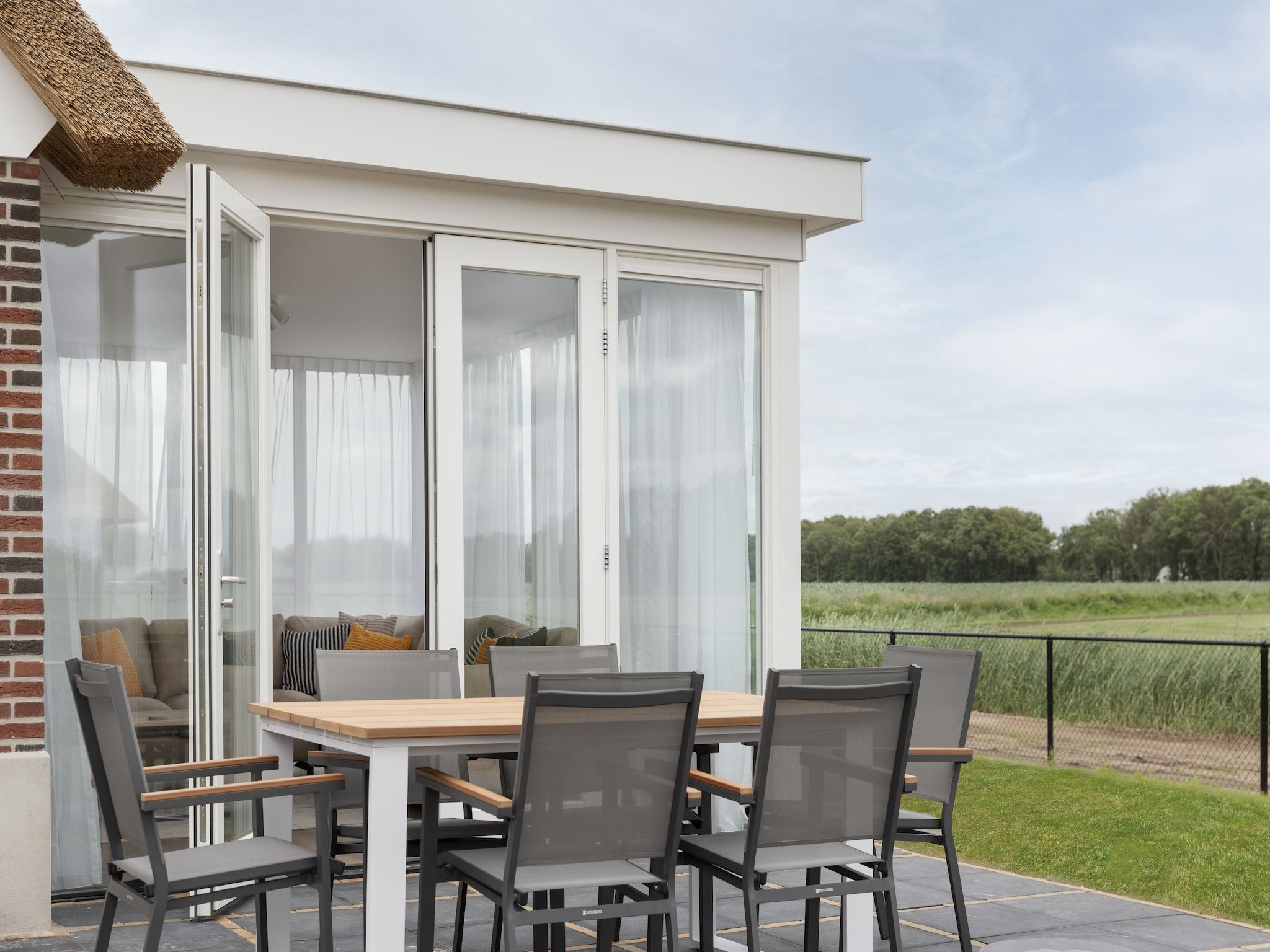 Het terras van Vakantiepark De Heihorsten 8 in Someren