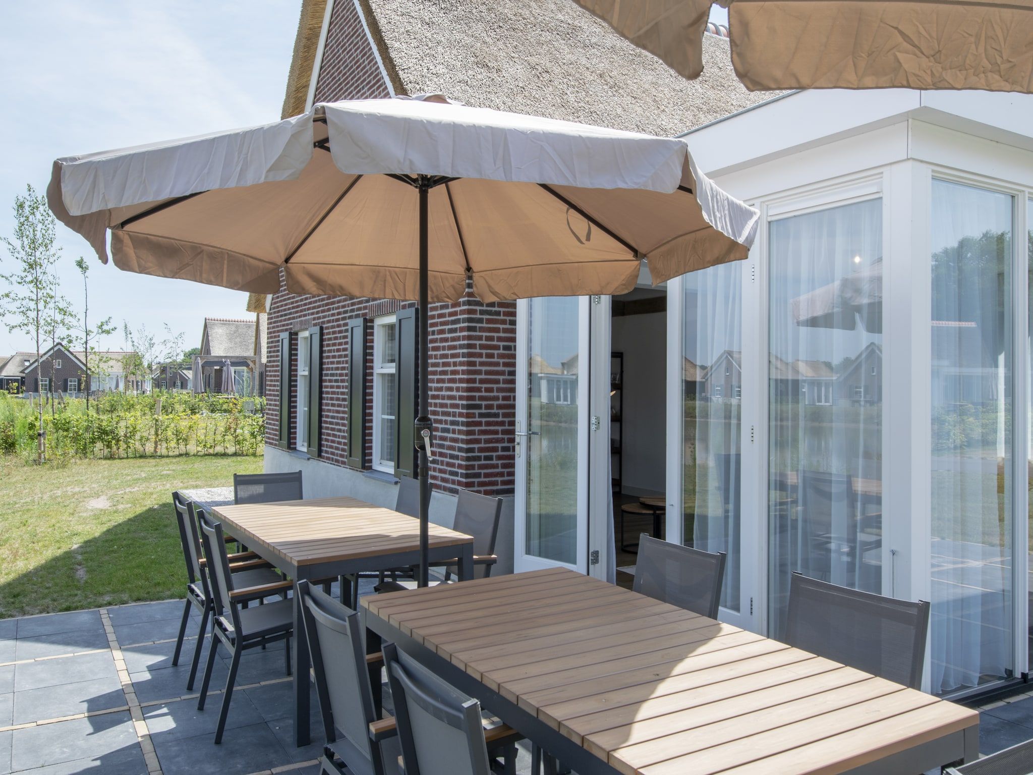 Het terras van Vakantiepark De Heihorsten 10 in Someren