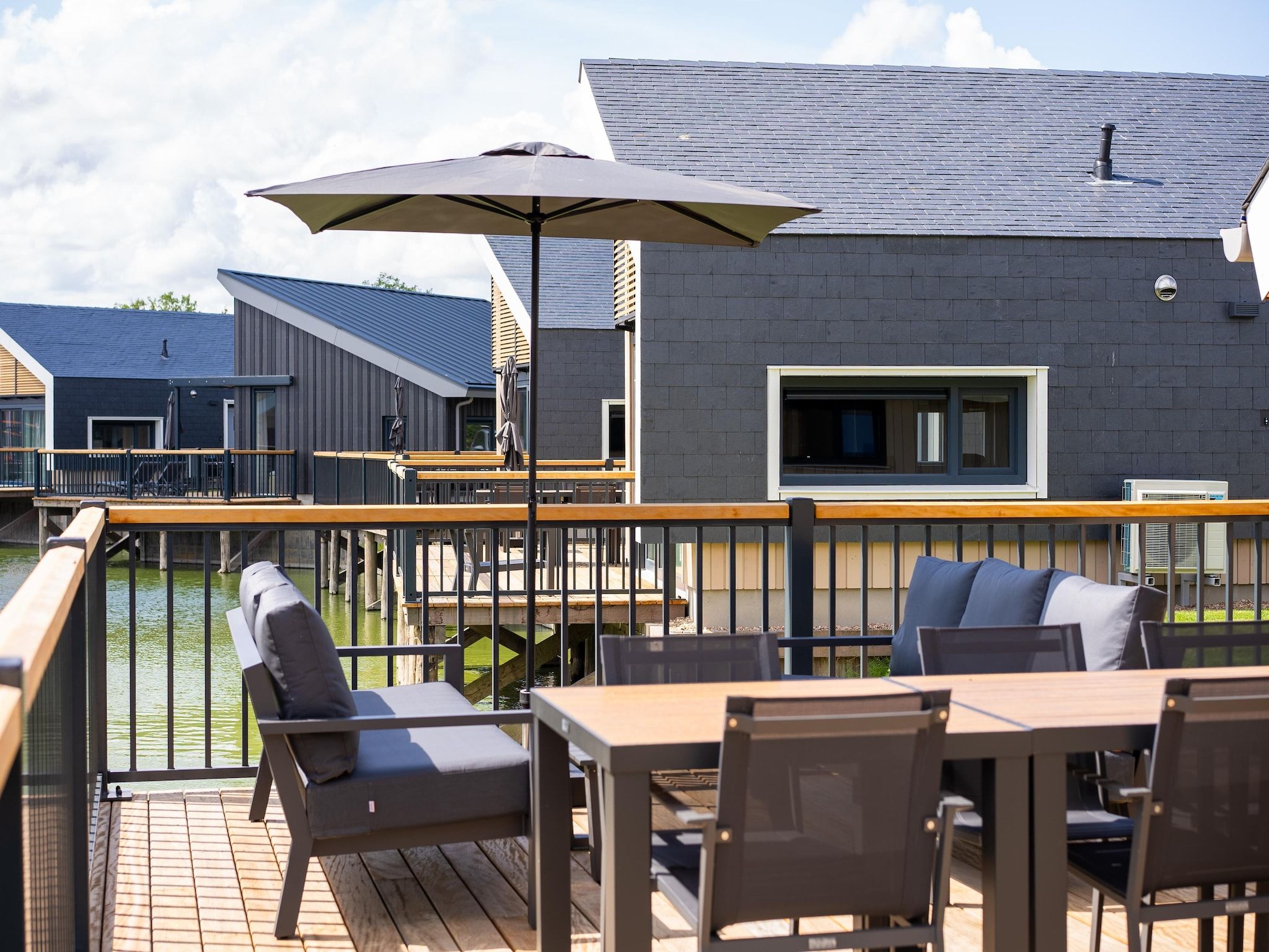 Het terras van Vakantiepark Zeebad 19 in Breskens