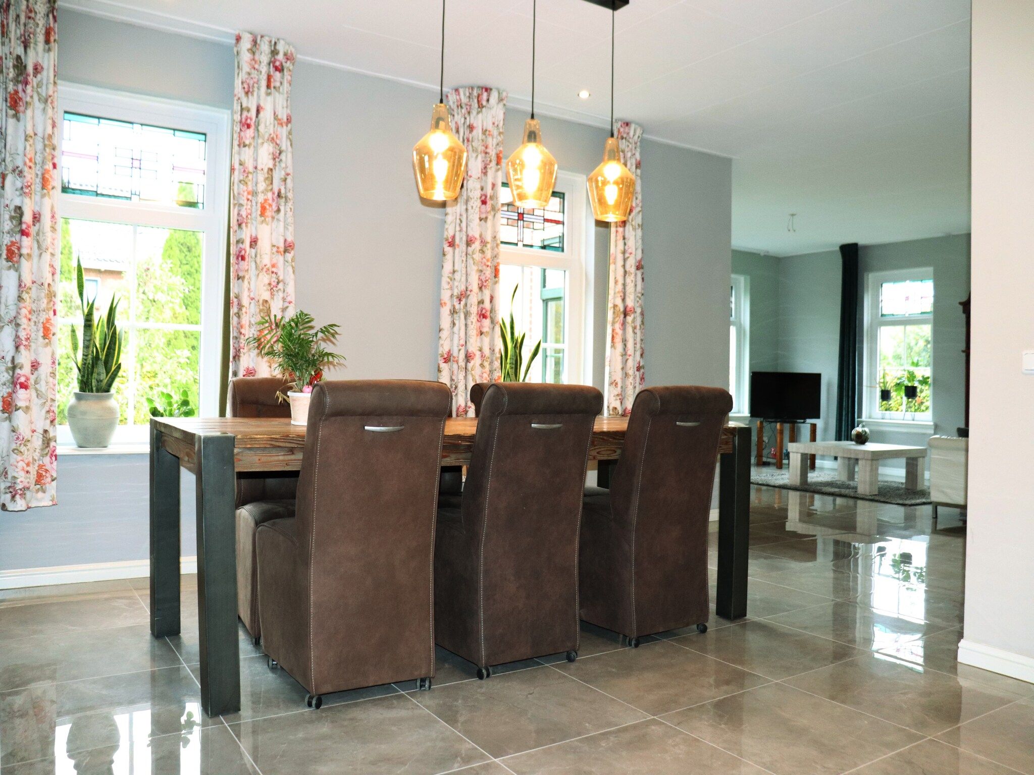 De eetkamer van Appartement Notenbomer in Kornhorn