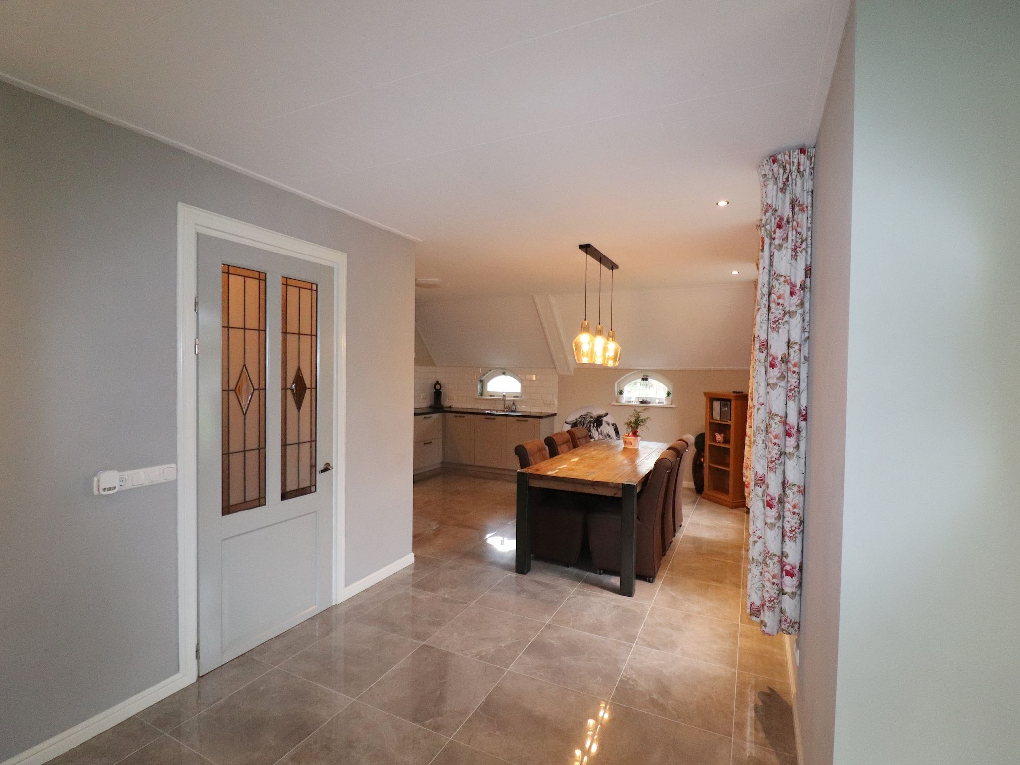 De eetkamer van Appartement Notenbomer in Kornhorn