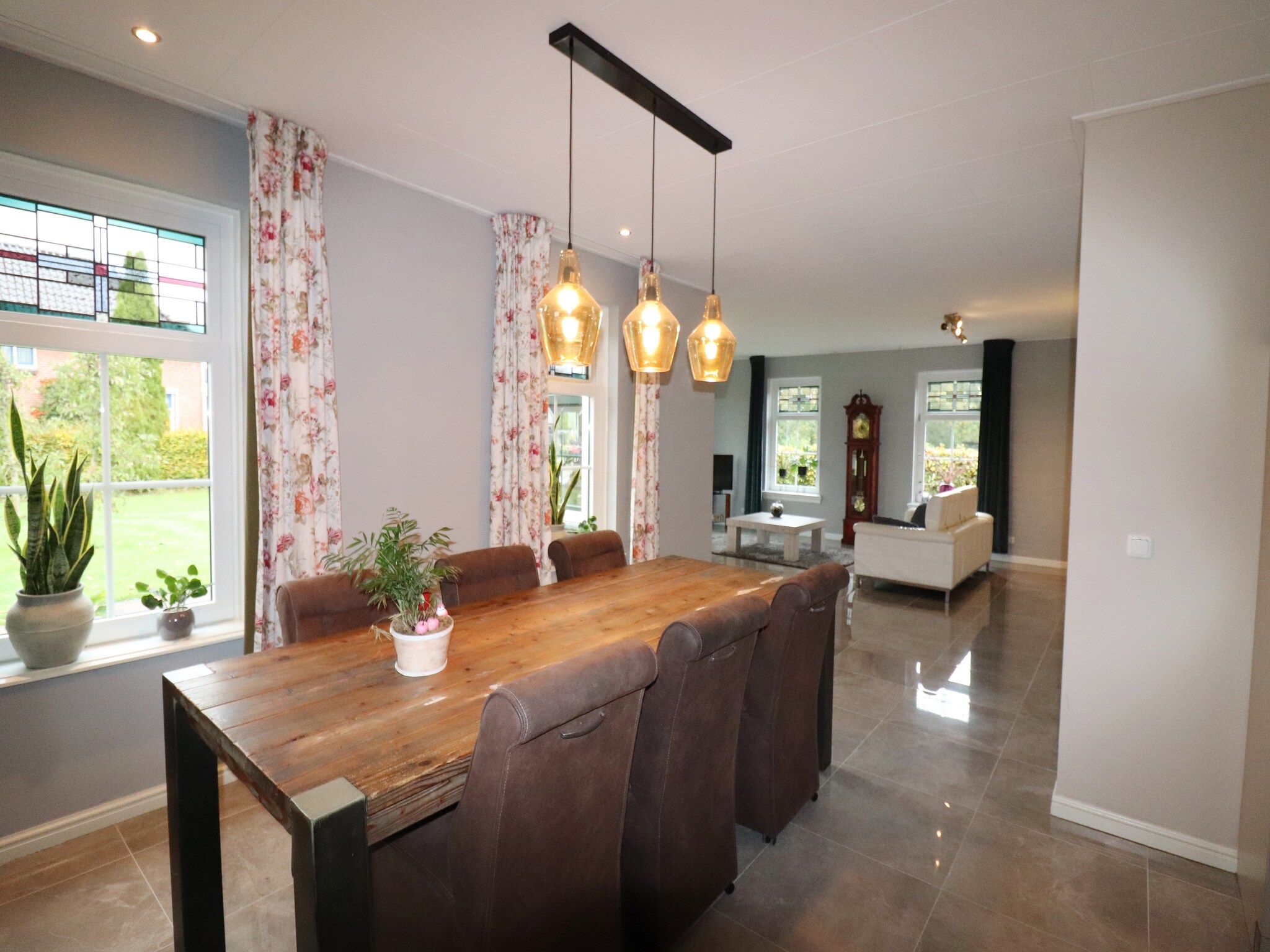 De eetkamer van Appartement Notenbomer in Kornhorn