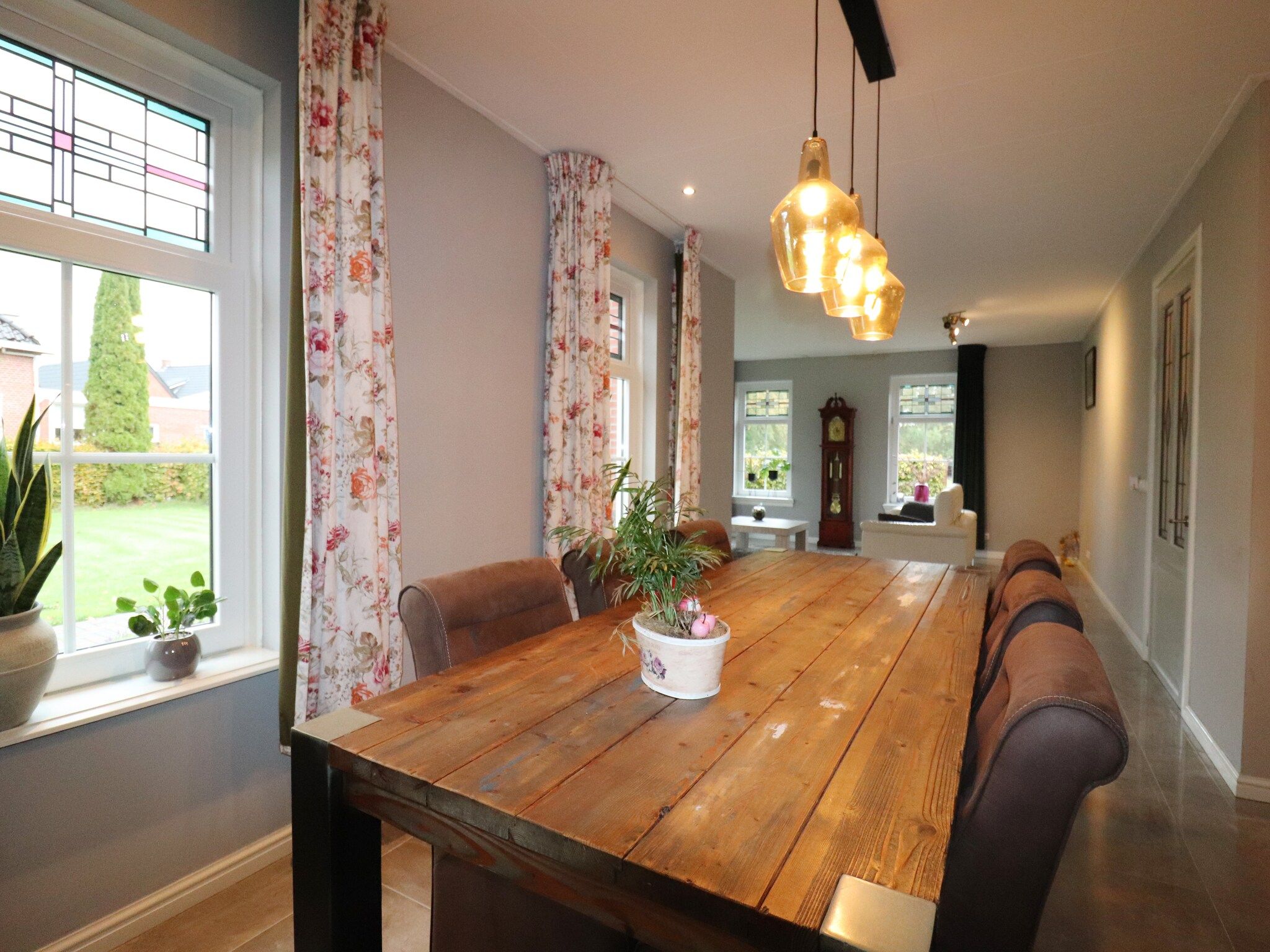 De eetkamer van Appartement Notenbomer in Kornhorn