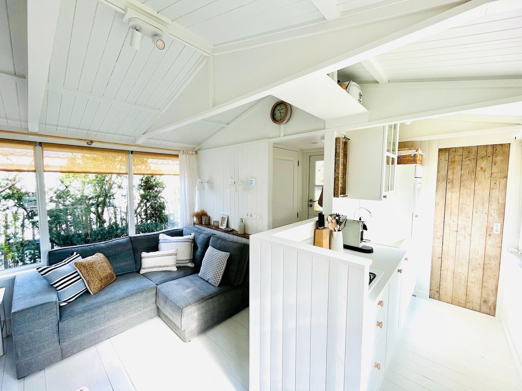 De woonkamer van INFINITY in Callantsoog