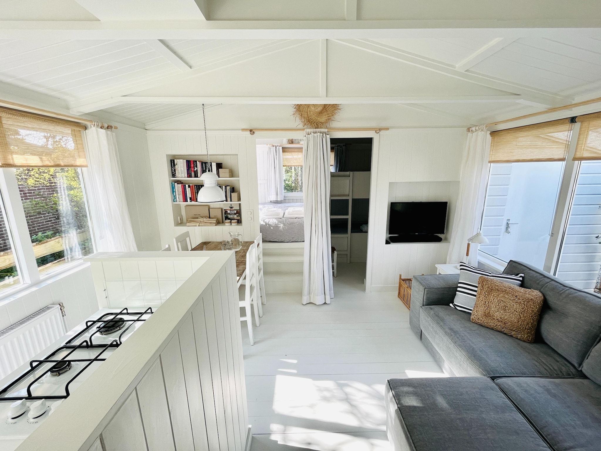 De woonkamer van INFINITY in Callantsoog