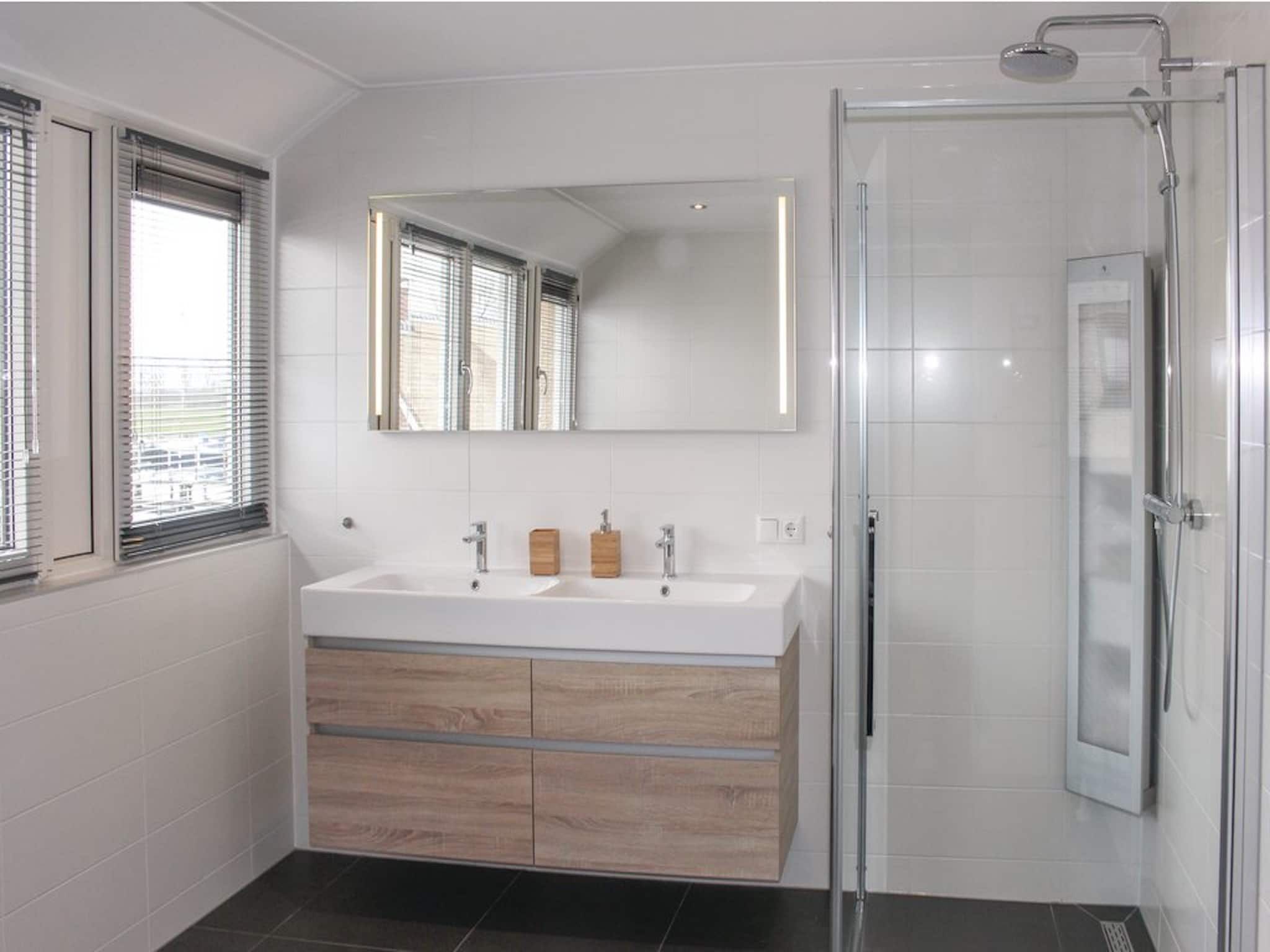 De badkamer van Recreatiepark Idskenhuizen 3 in Idskenhuizen