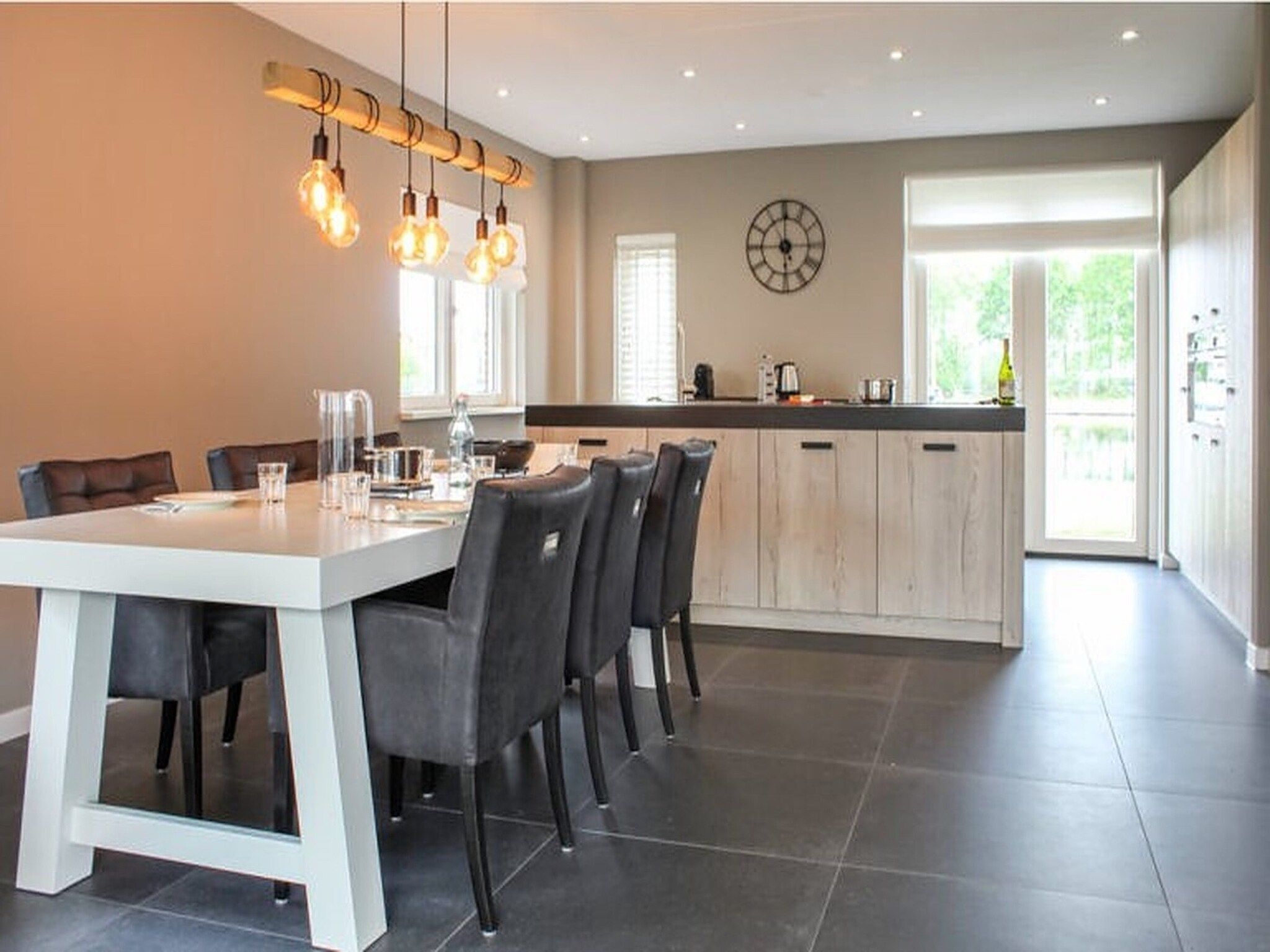 De eetkamer van Recreatiepark Idskenhuizen 1 in Idskenhuizen