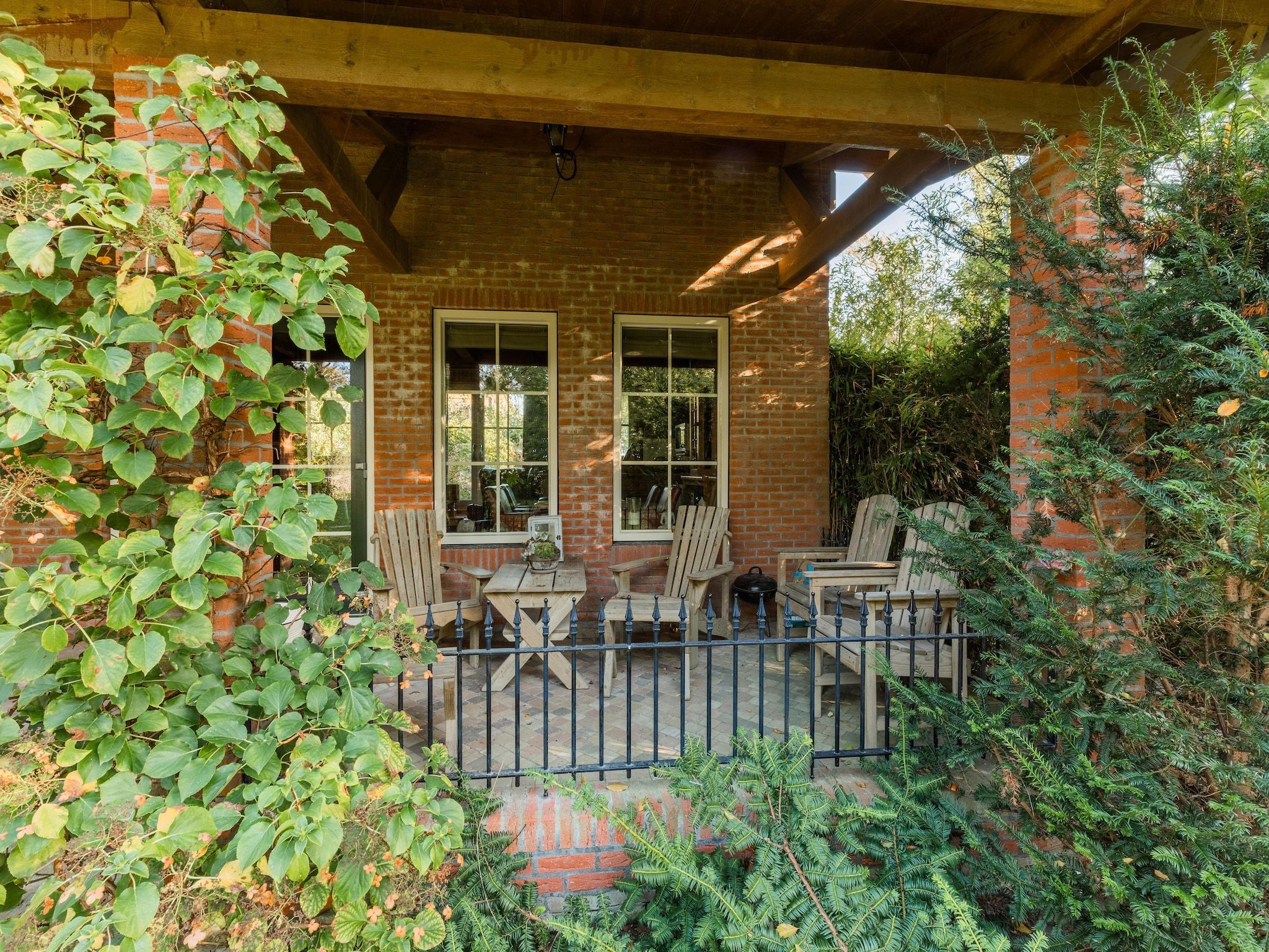 Het terras van Vakantiewoning Wijnaldum in Wijnaldum