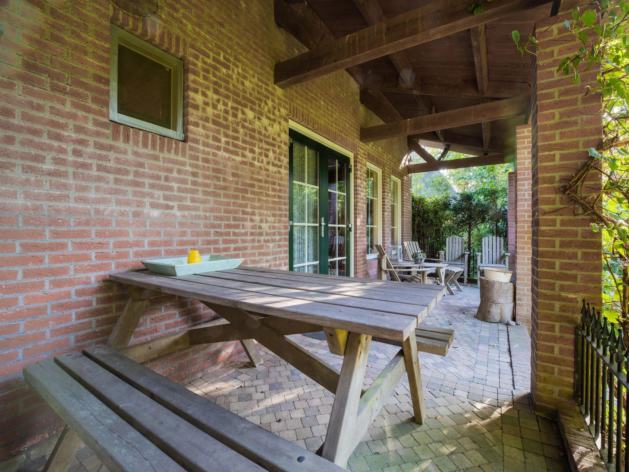 Het terras van Vakantiewoning Wijnaldum in Wijnaldum