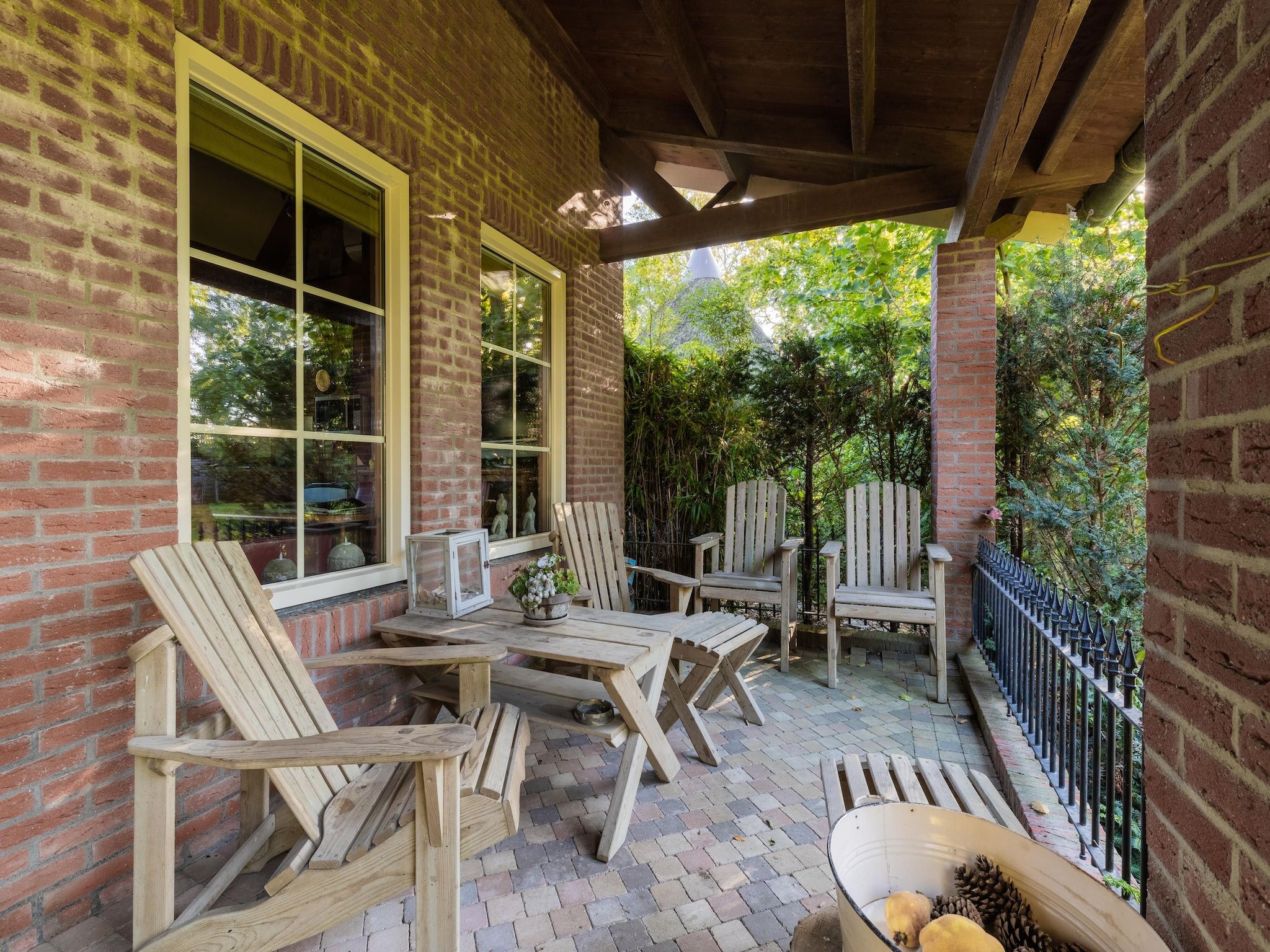 Het terras van Vakantiewoning Wijnaldum in Wijnaldum