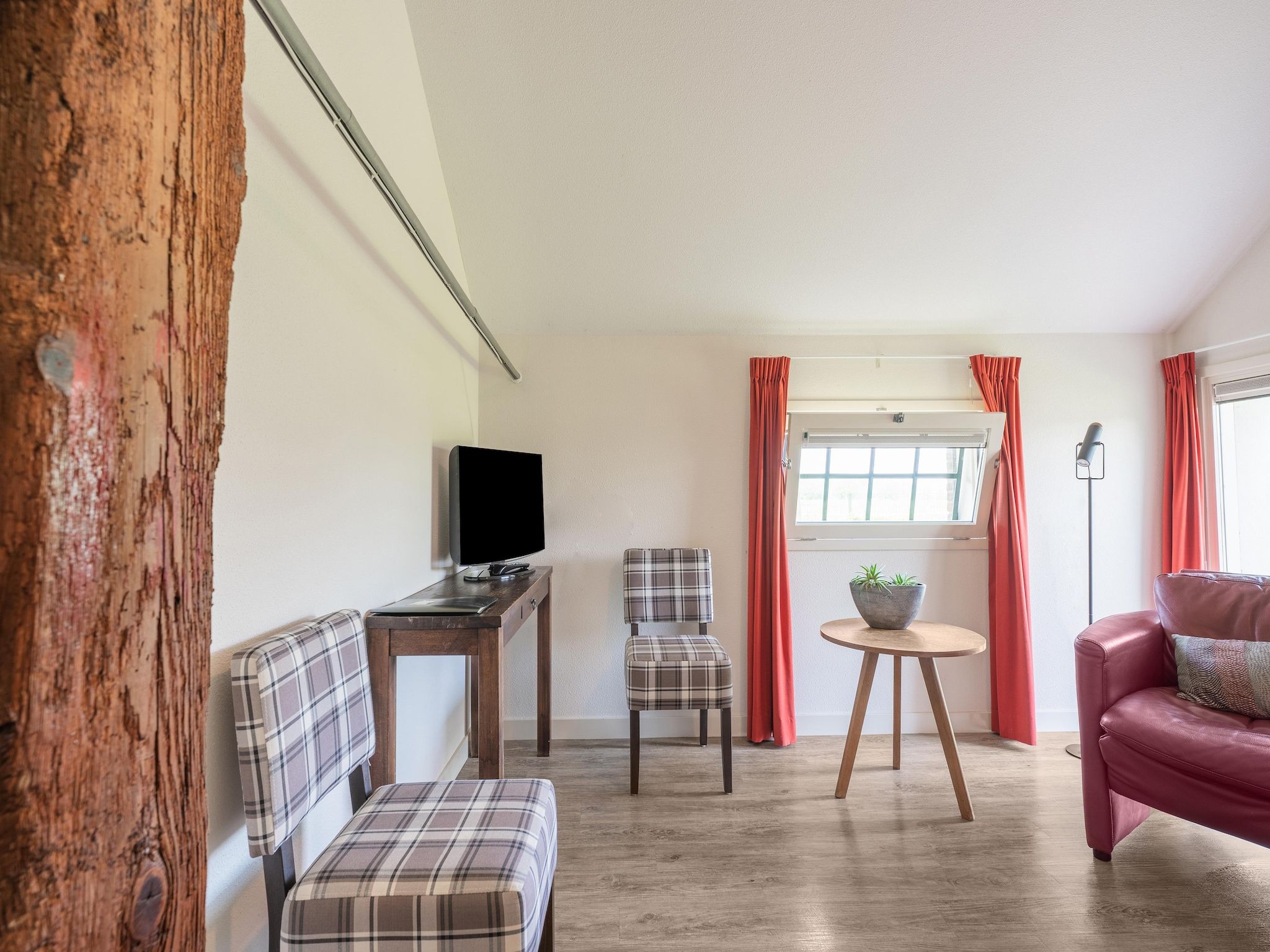 De woonkamer van The Old Farmhouse in Montfoort