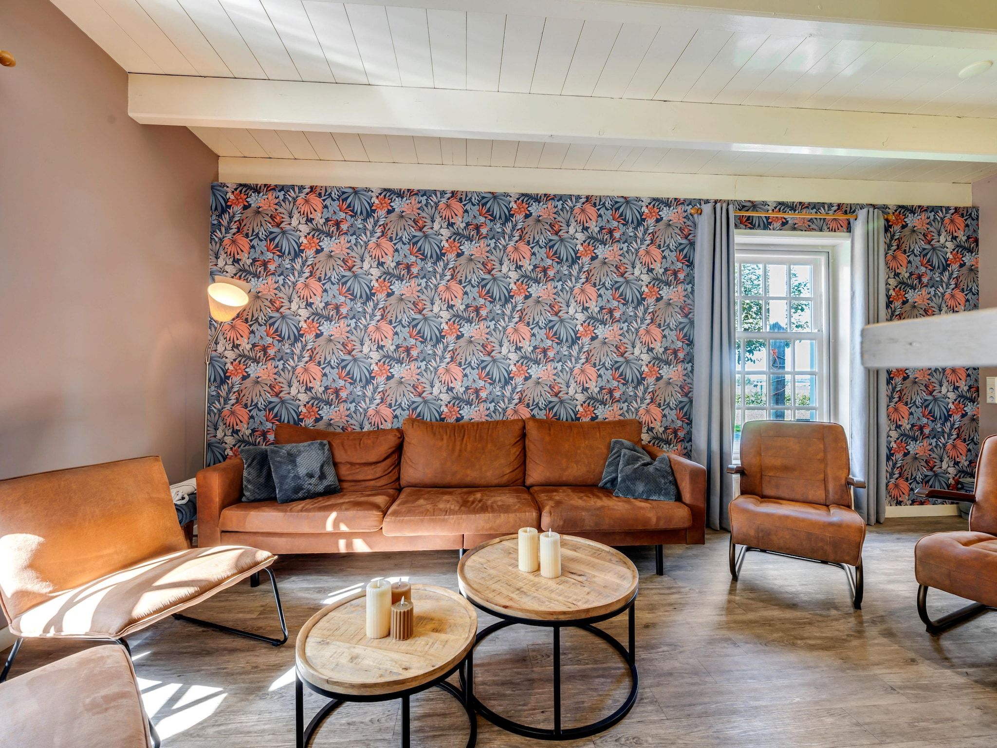 De woonkamer van The Old Farmhouse in Montfoort