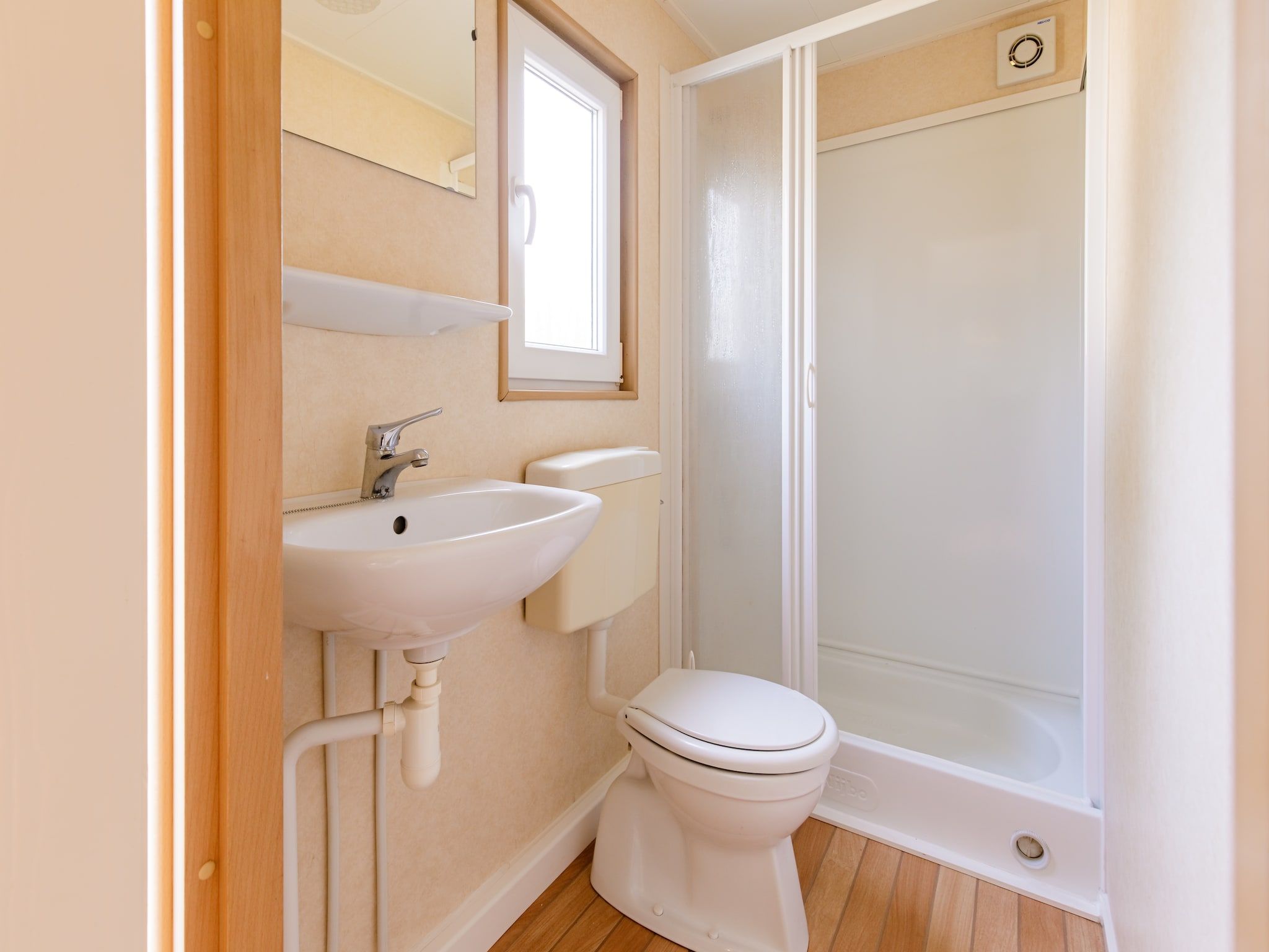 De badkamer van Vakantiepark Leukermeer 6 in Well