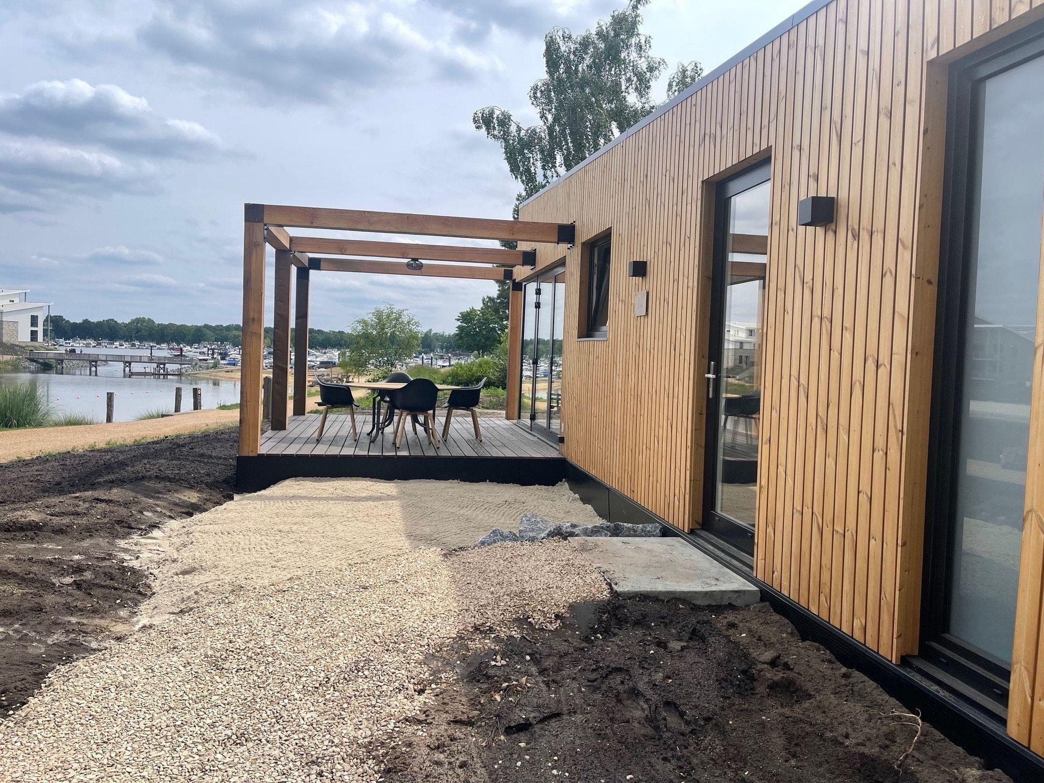 Het terras van Vakantiepark Leukermeer 8 in Well