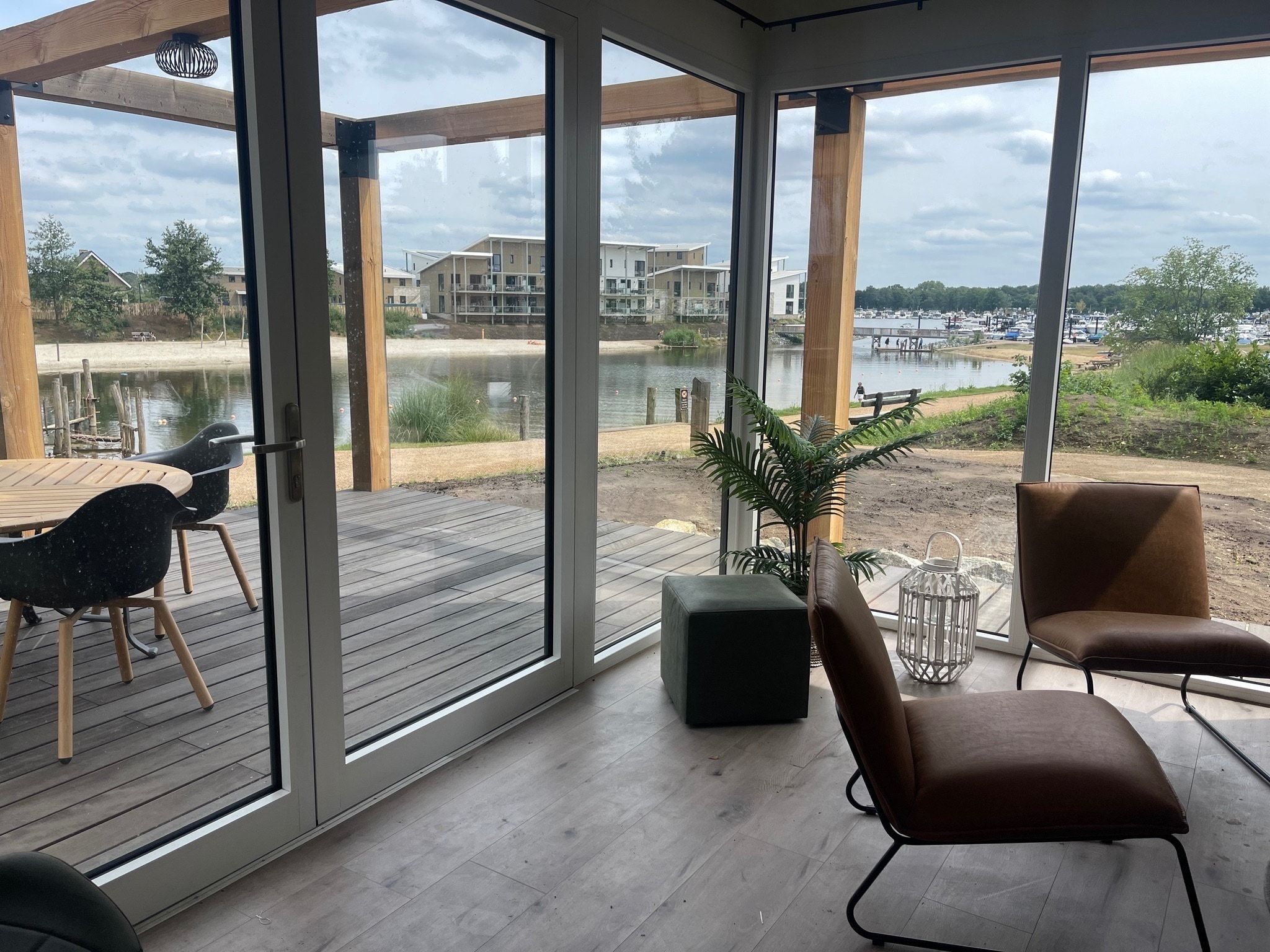 De woonkamer van Vakantiepark Leukermeer 8 in Well