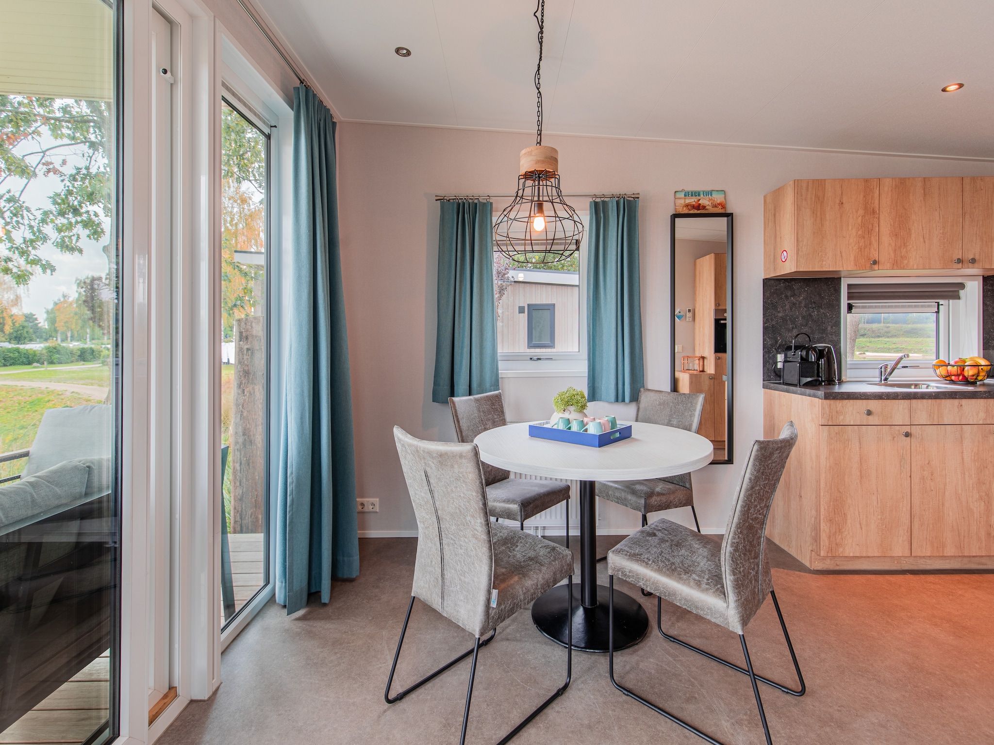 De woonkamer van Vakantiepark Leukermeer 9 in Well