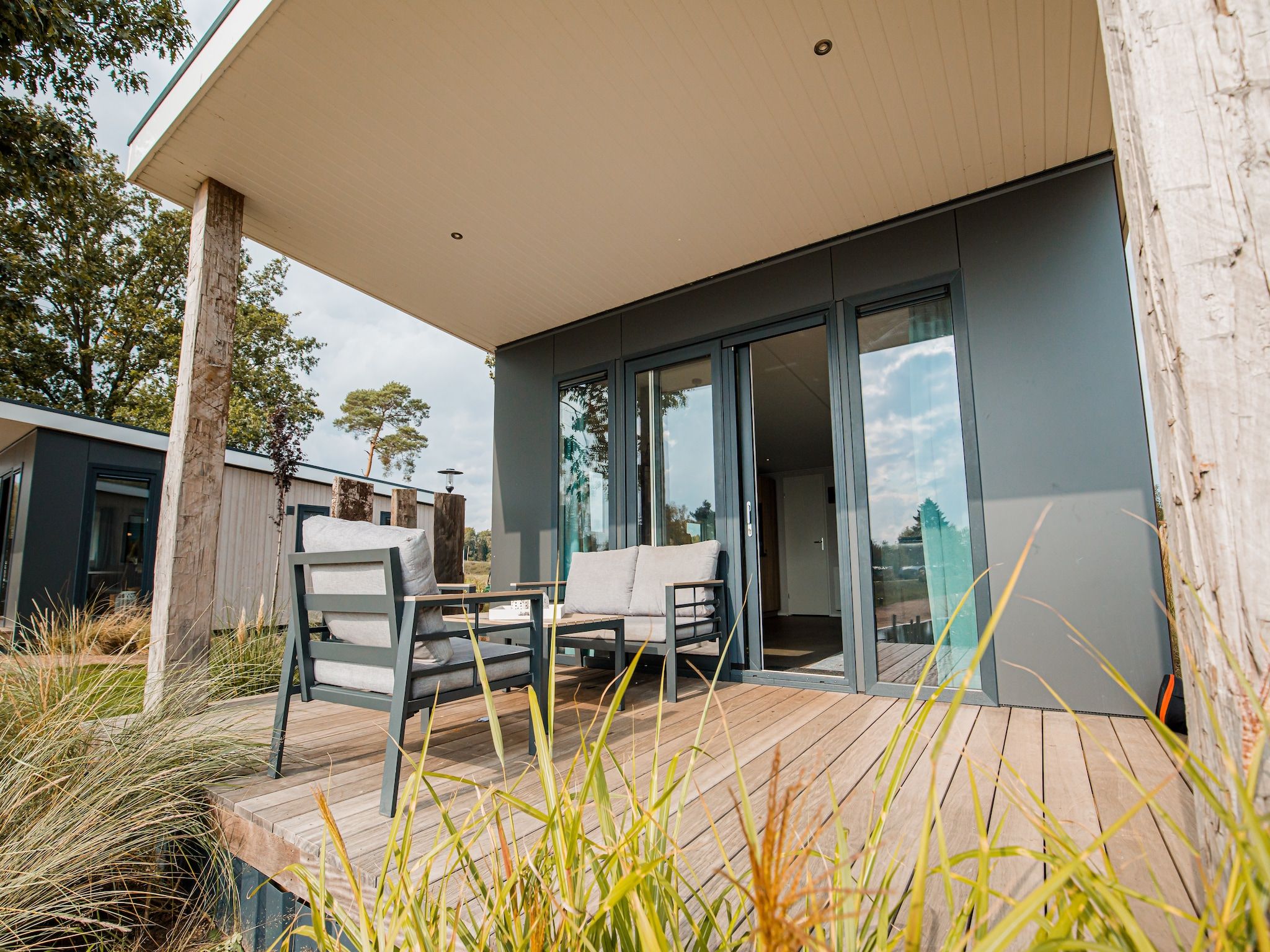 Het terras van Vakantiepark Leukermeer 9 in Well