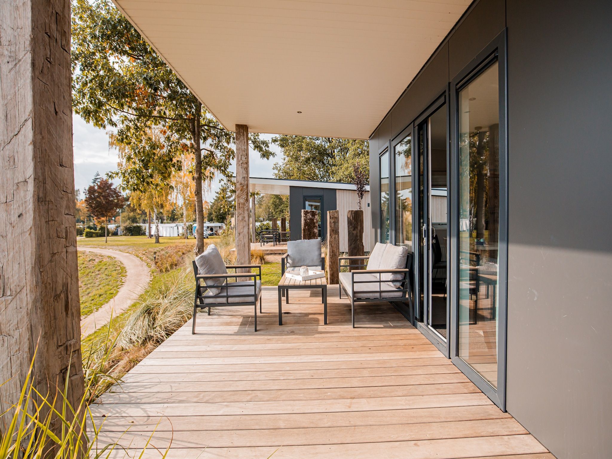 Het terras van Vakantiepark Leukermeer 9 in Well