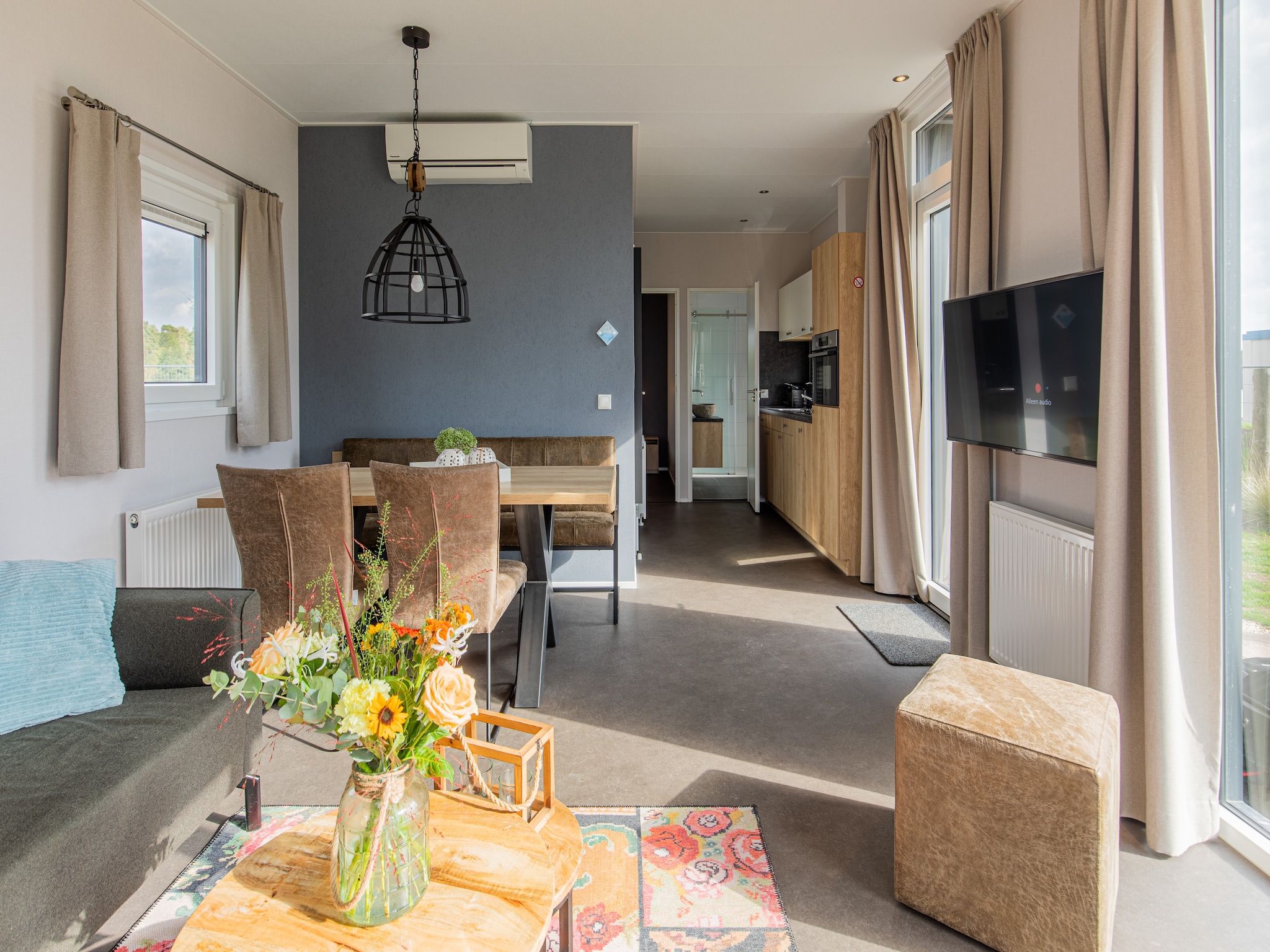 De woonkamer van Vakantiepark Leukermeer 10 in Well