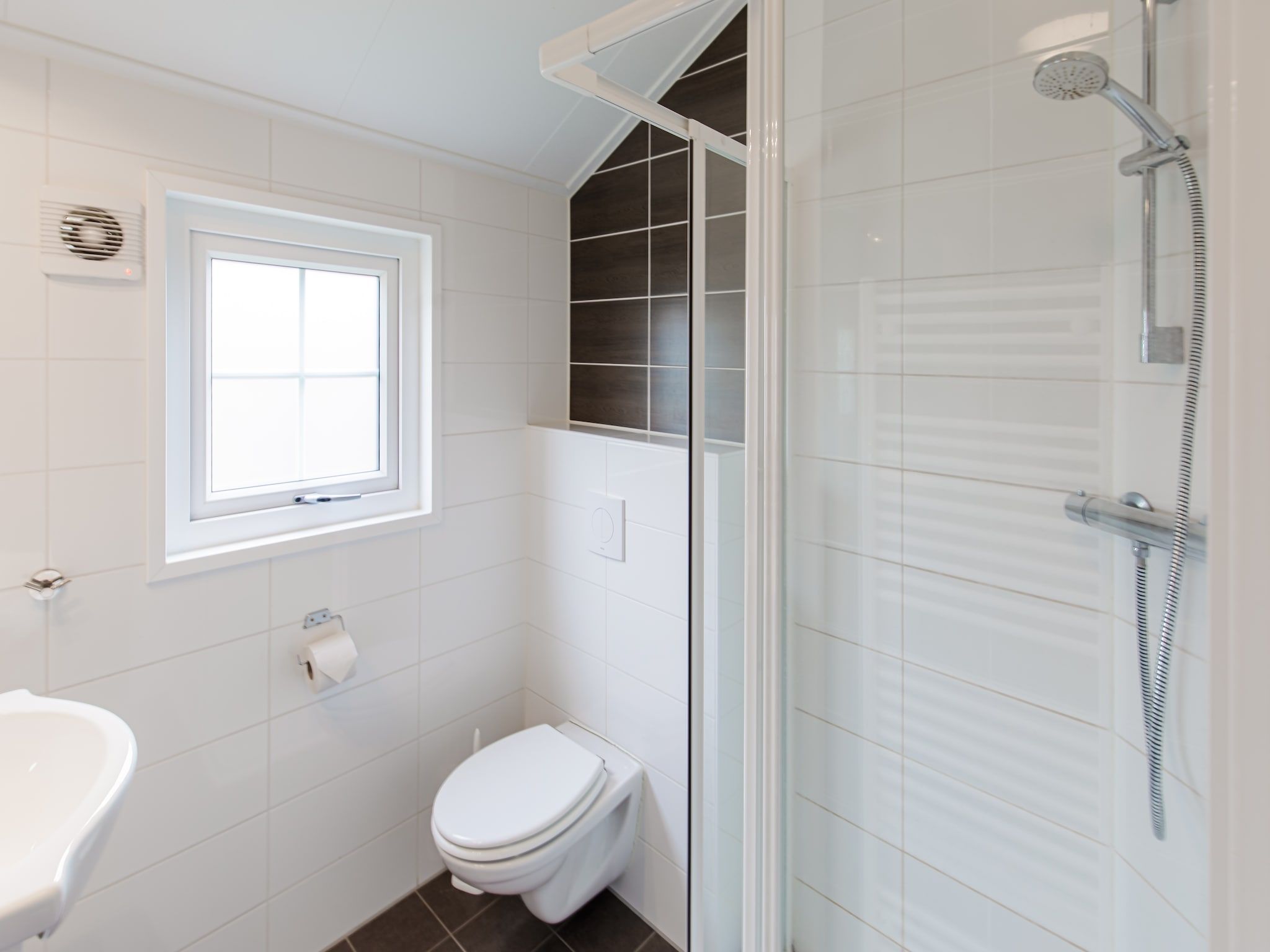 De badkamer van Vakantiepark Leukermeer 11 in Well