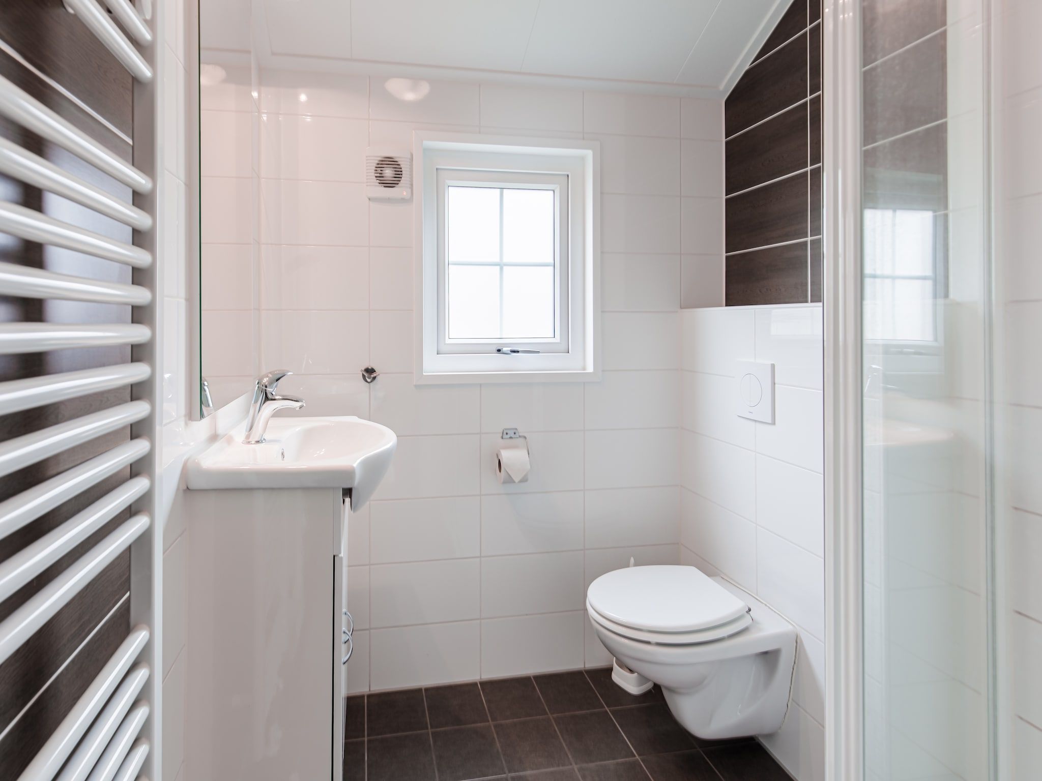 De badkamer van Vakantiepark Leukermeer 11 in Well