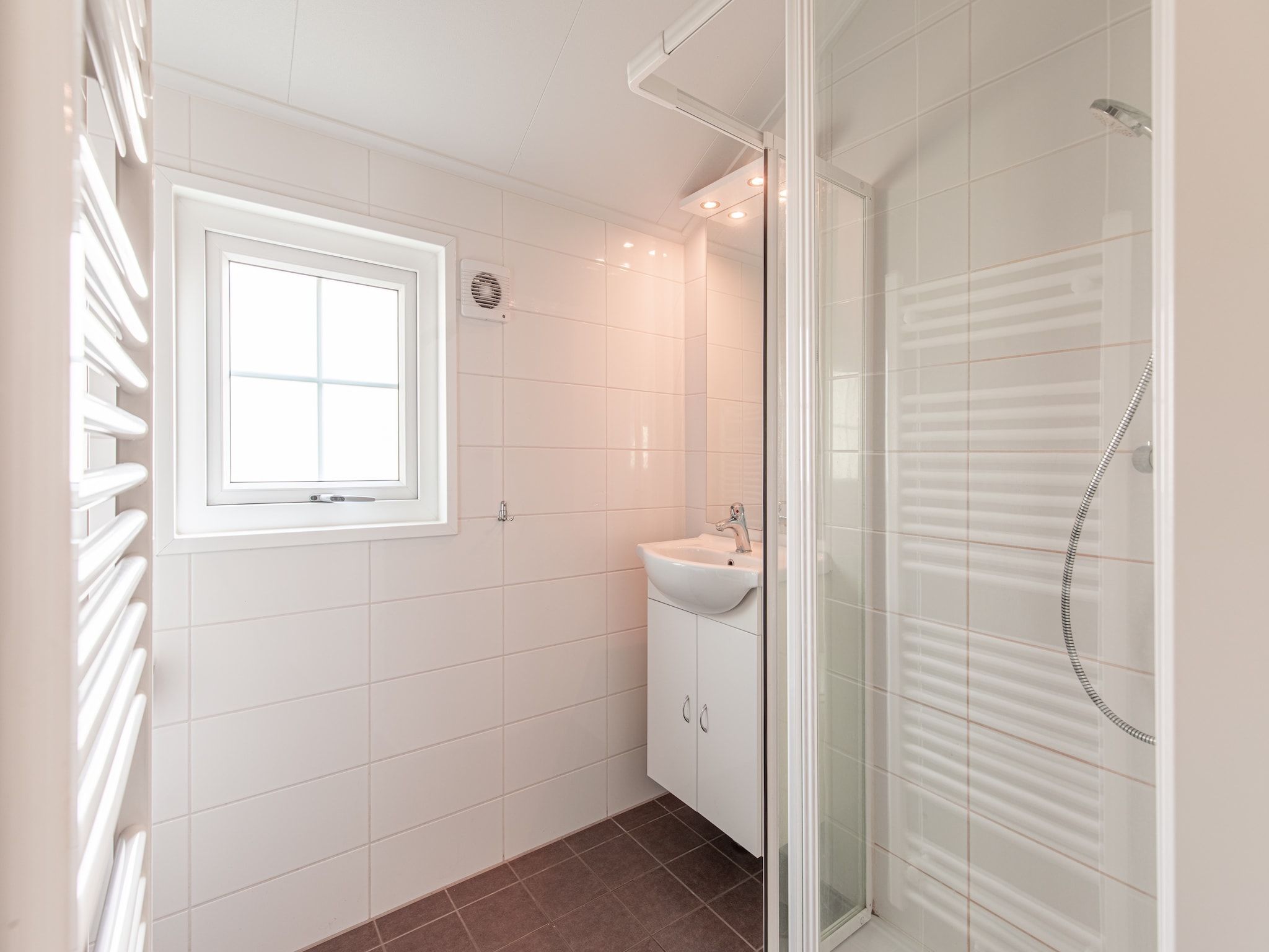 De badkamer van Vakantiepark Leukermeer 12 in Well