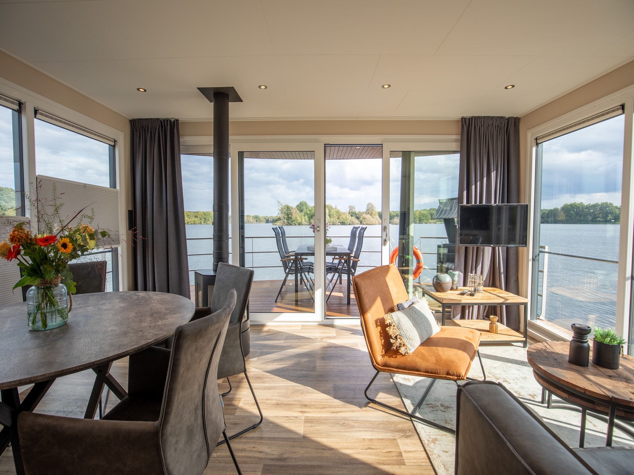 De woonkamer van Vakantiepark Leukermeer 9 in Well