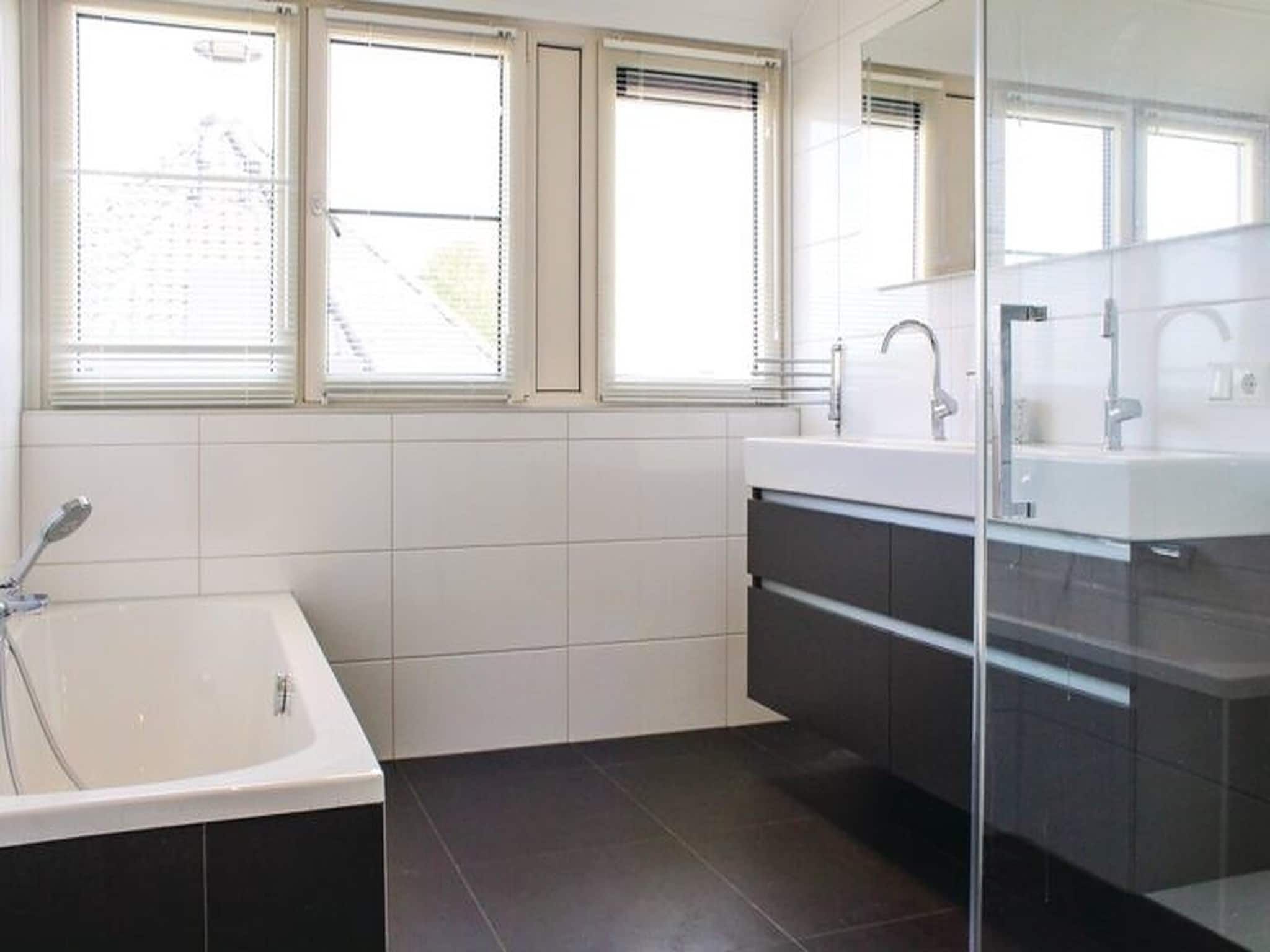 De badkamer van Recreatiepark Idskenhuizen 4 in Idskenhuizen