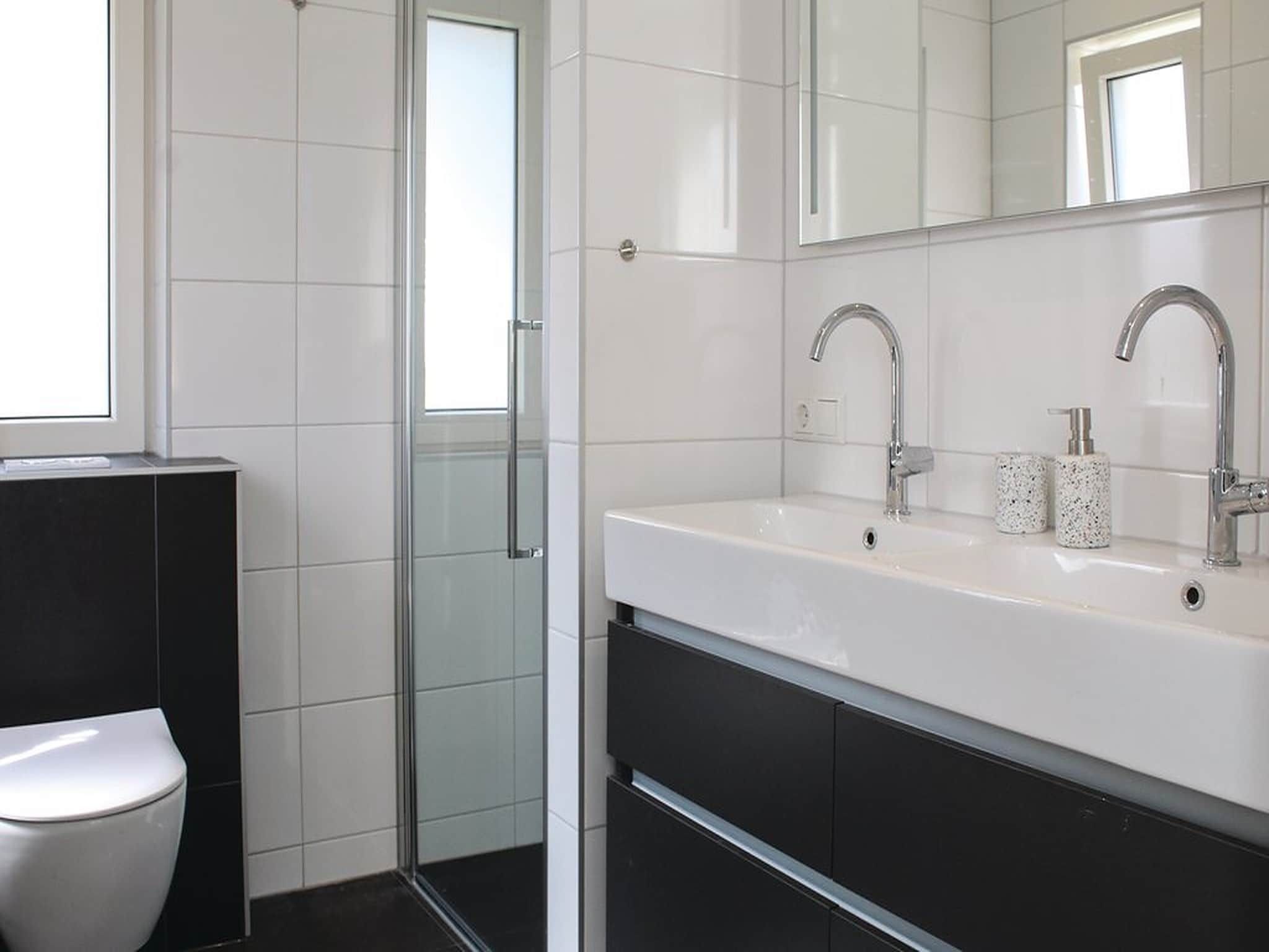 De badkamer van Recreatiepark Idskenhuizen 4 in Idskenhuizen