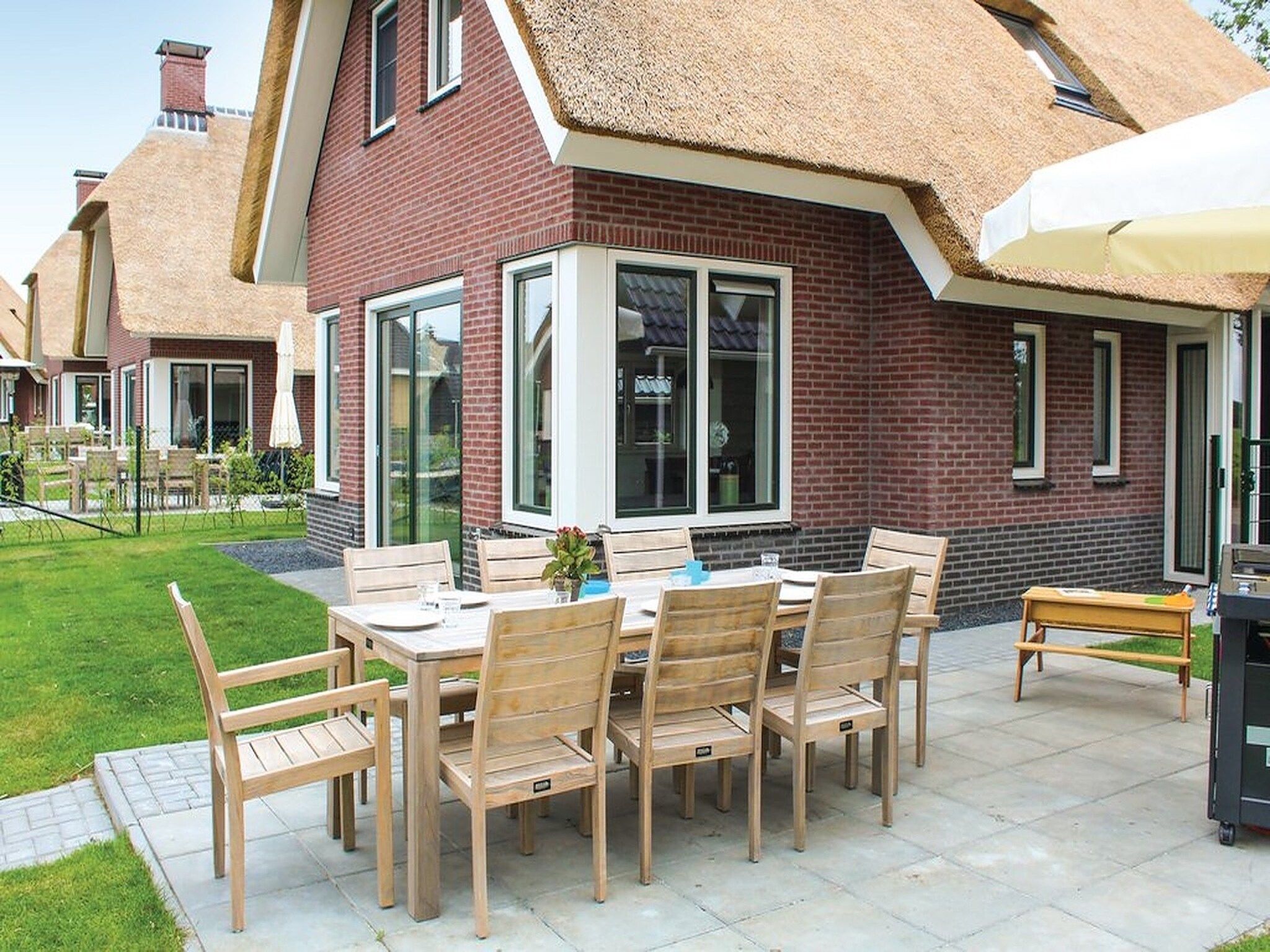 Het terras van Recreatiepark Idskenhuizen 7 in Idskenhuizen