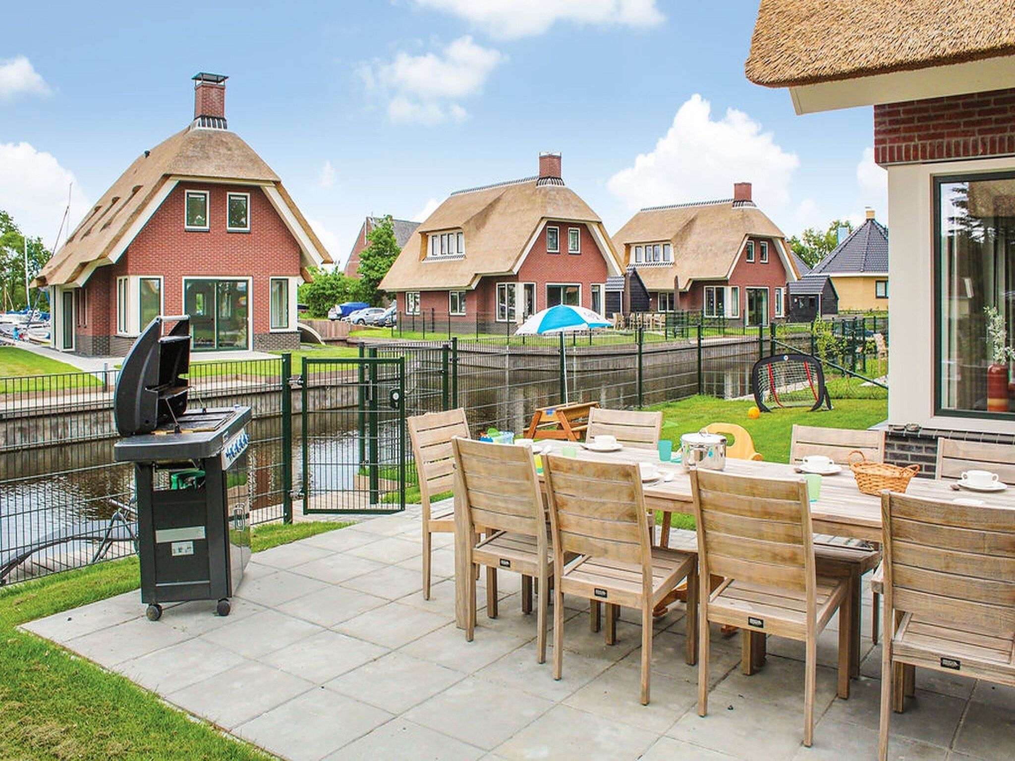 Het terras van Recreatiepark Idskenhuizen 9 in Idskenhuizen