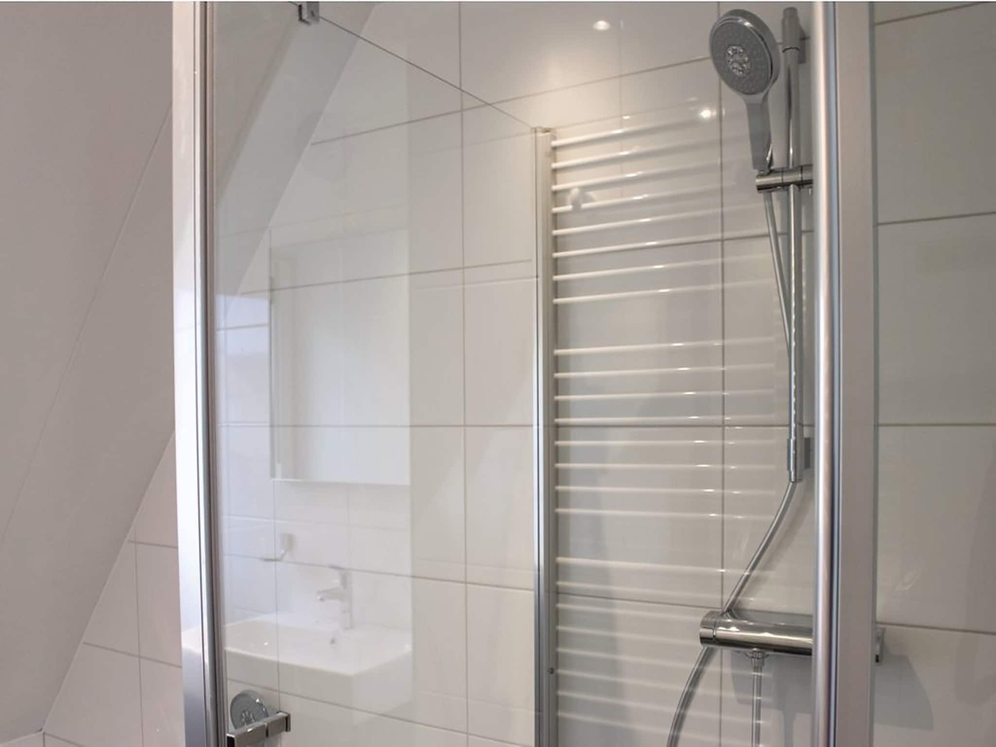 De badkamer van Recreatiepark Idskenhuizen 10 in Idskenhuizen