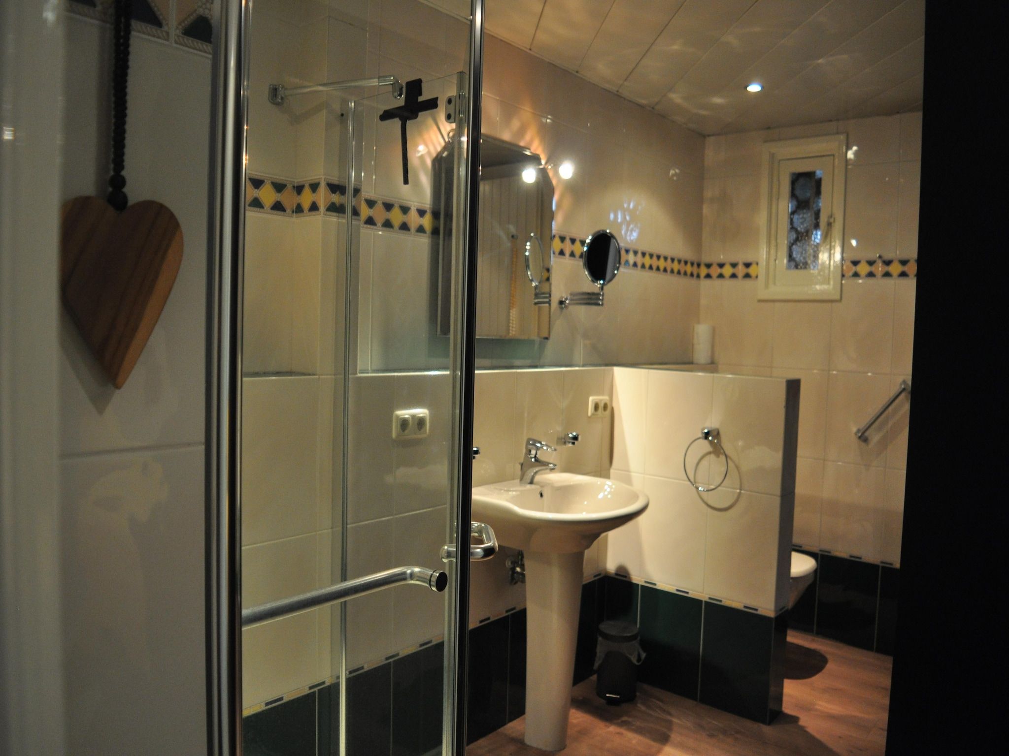 De badkamer van Dorpswoning Het Jagershuis in Leende