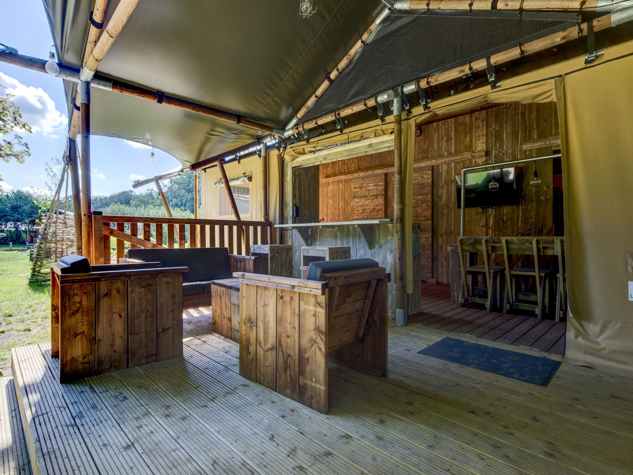 Het terras van Buitenplaats Gerner 8 in Dalfsen