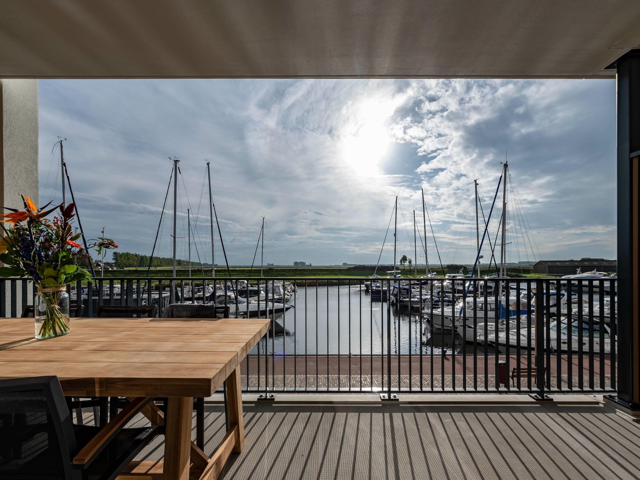 Het terras van Harbour Loft 1i Résidence Marina havenzicht in Kamperland