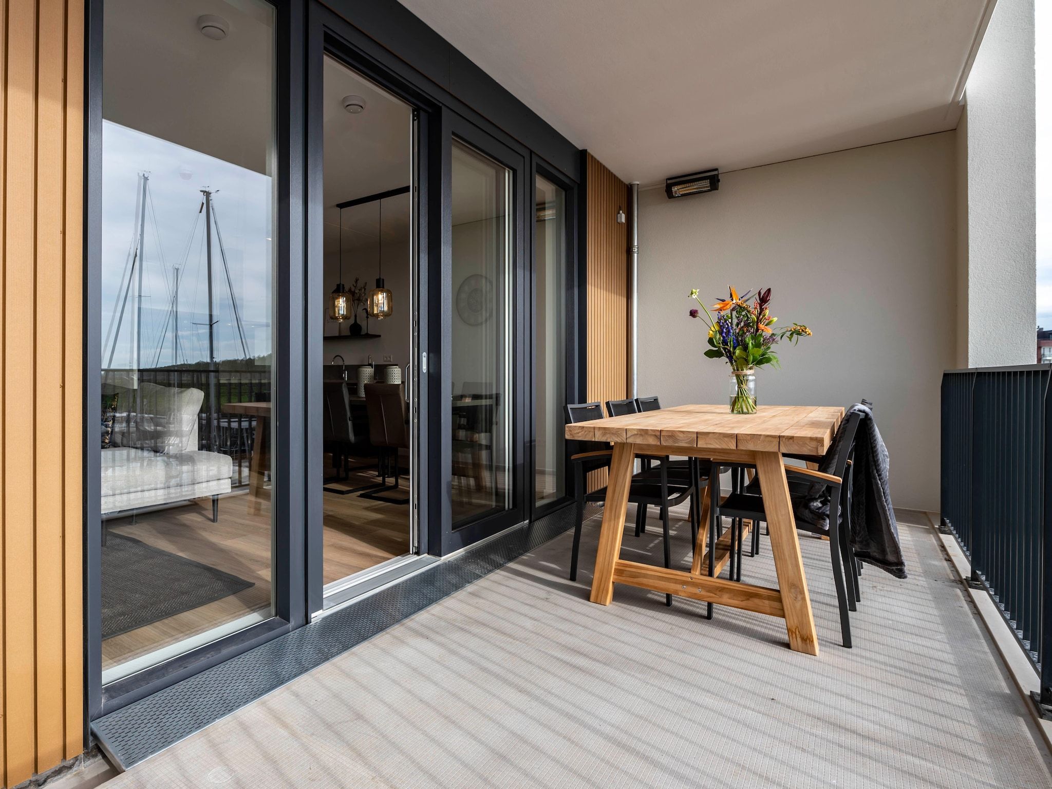 Het terras van Harbour Loft 1i Résidence Marina havenzicht in Kamperland