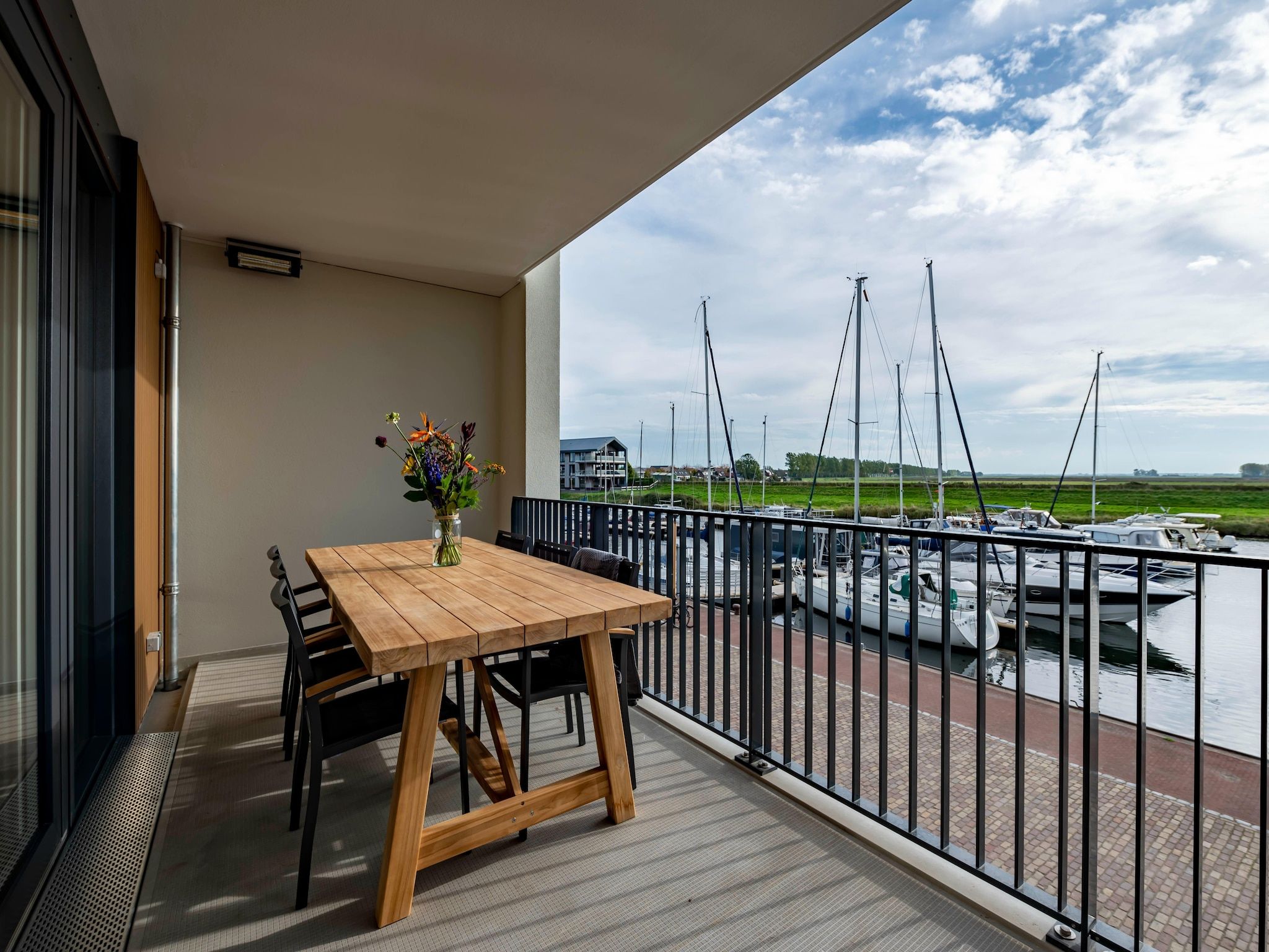 Het terras van Harbour Loft 1i Résidence Marina havenzicht in Kamperland