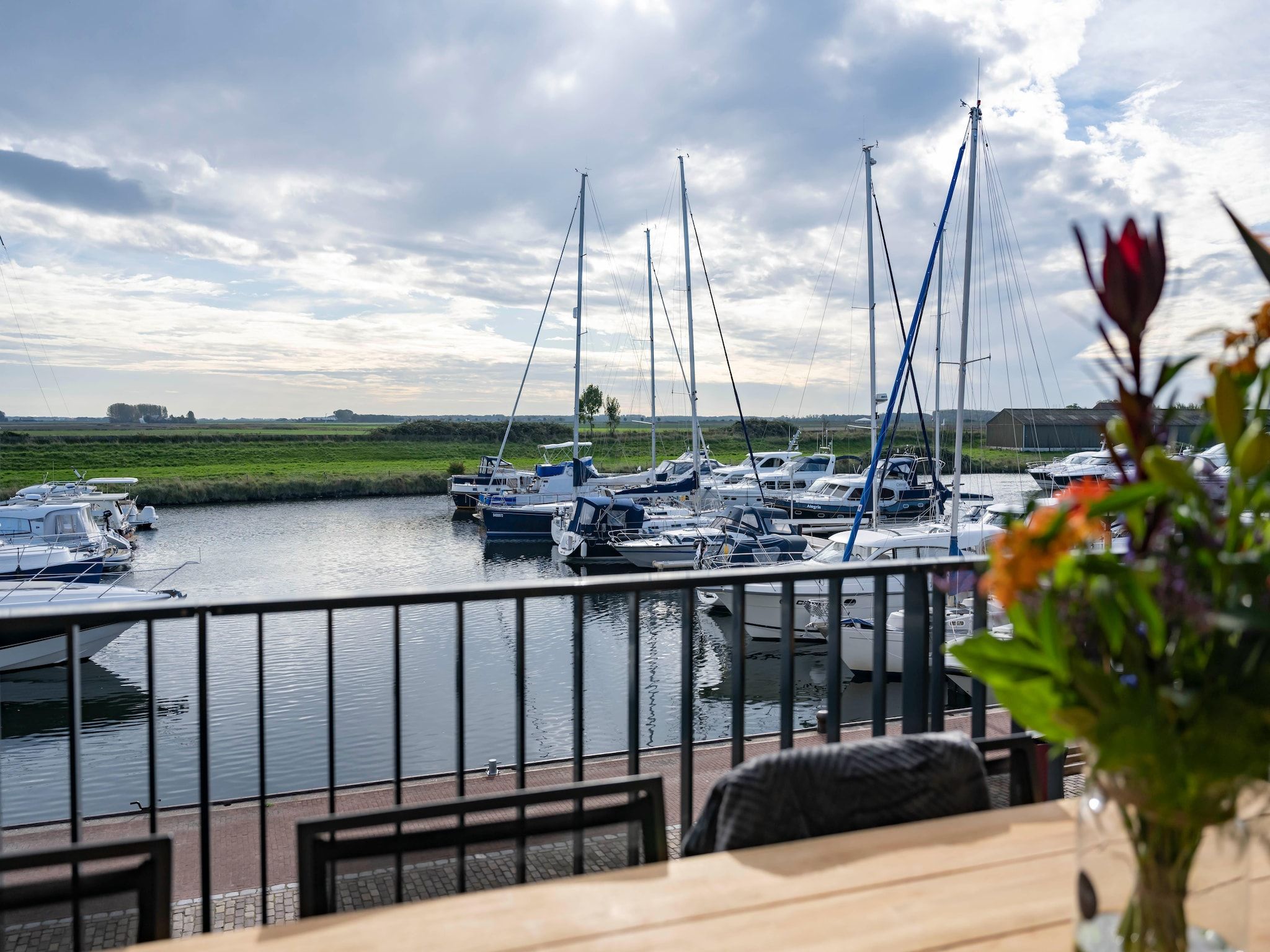 Het uitzicht vanaf Harbour Loft 1i Résidence Marina havenzicht in Kamperland