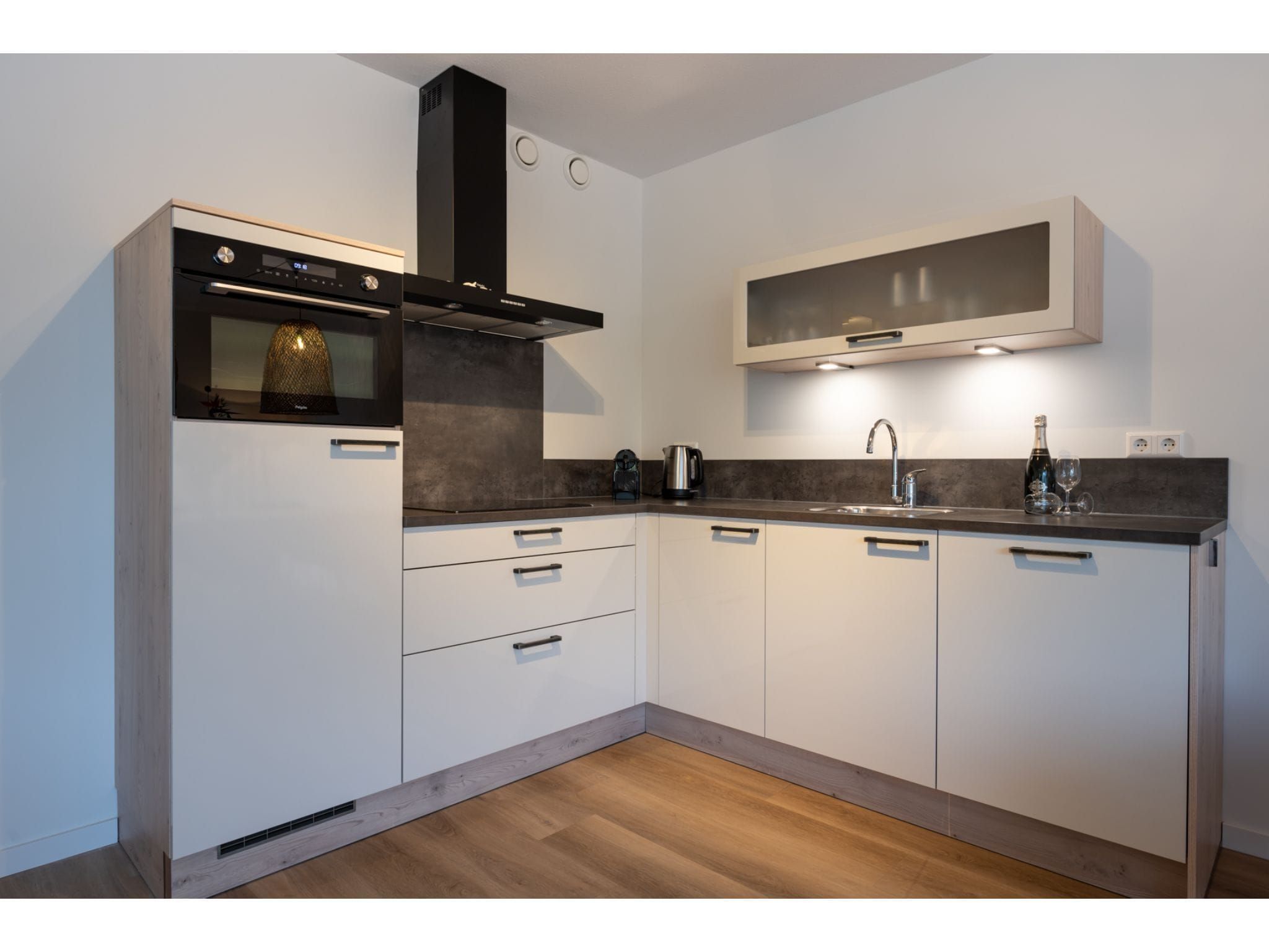 De keuken van Harbour Loft 1N Résidence Marina polderzicht in Kamperland