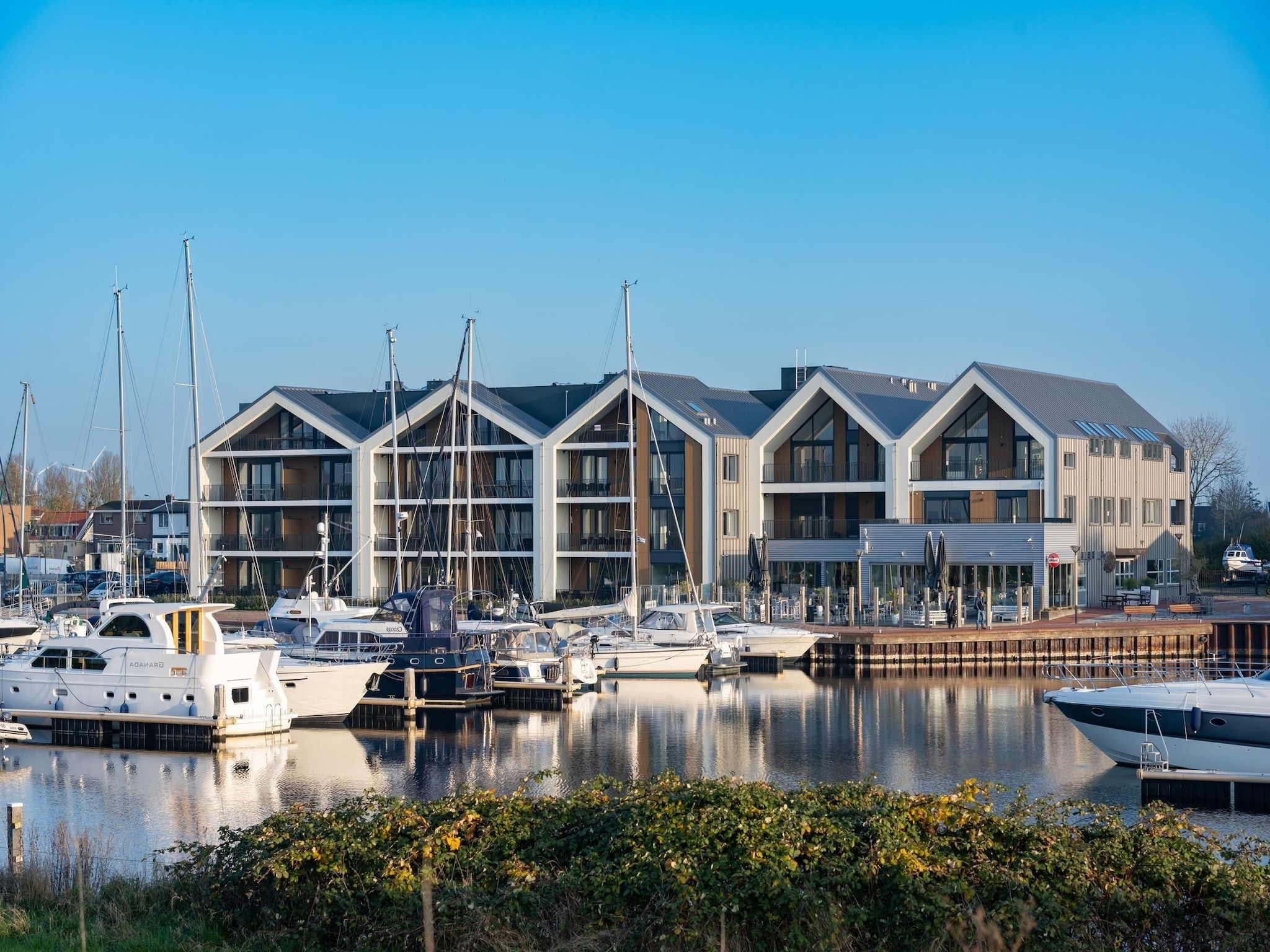 De buitenkant van Harbour  2E Loft wellness 6 personen in Kamperland