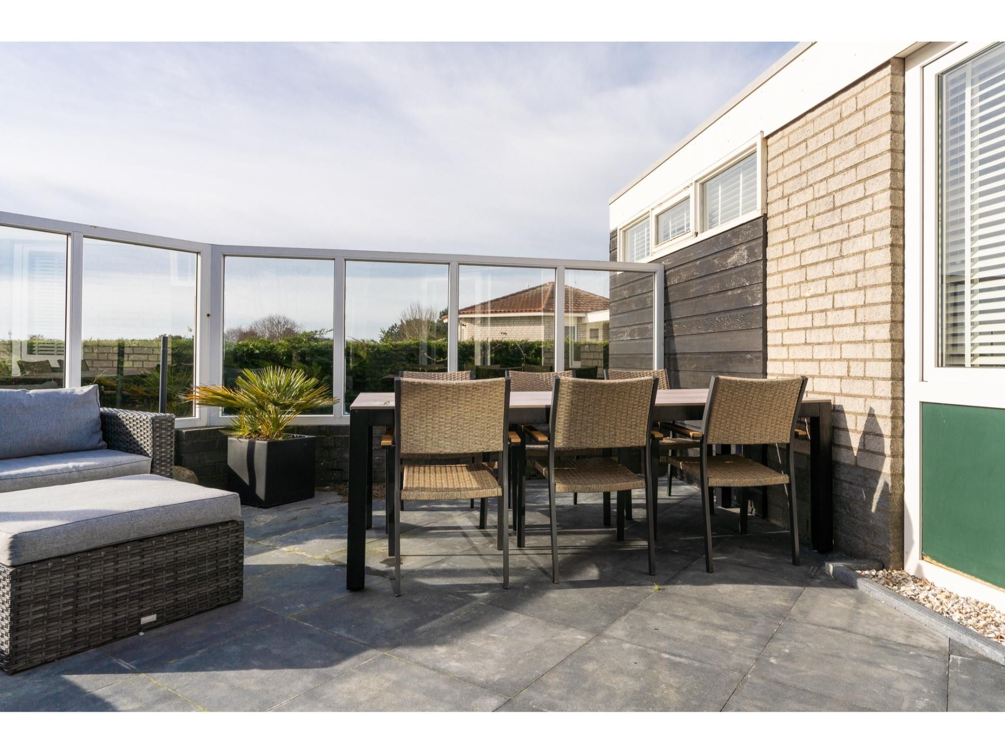 Het terras van Golfvilla 39 Wellness in Hollum