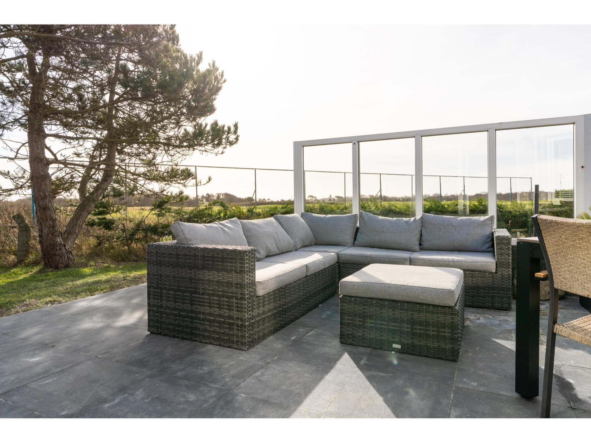 Het terras van Golfvilla 39 Wellness in Hollum