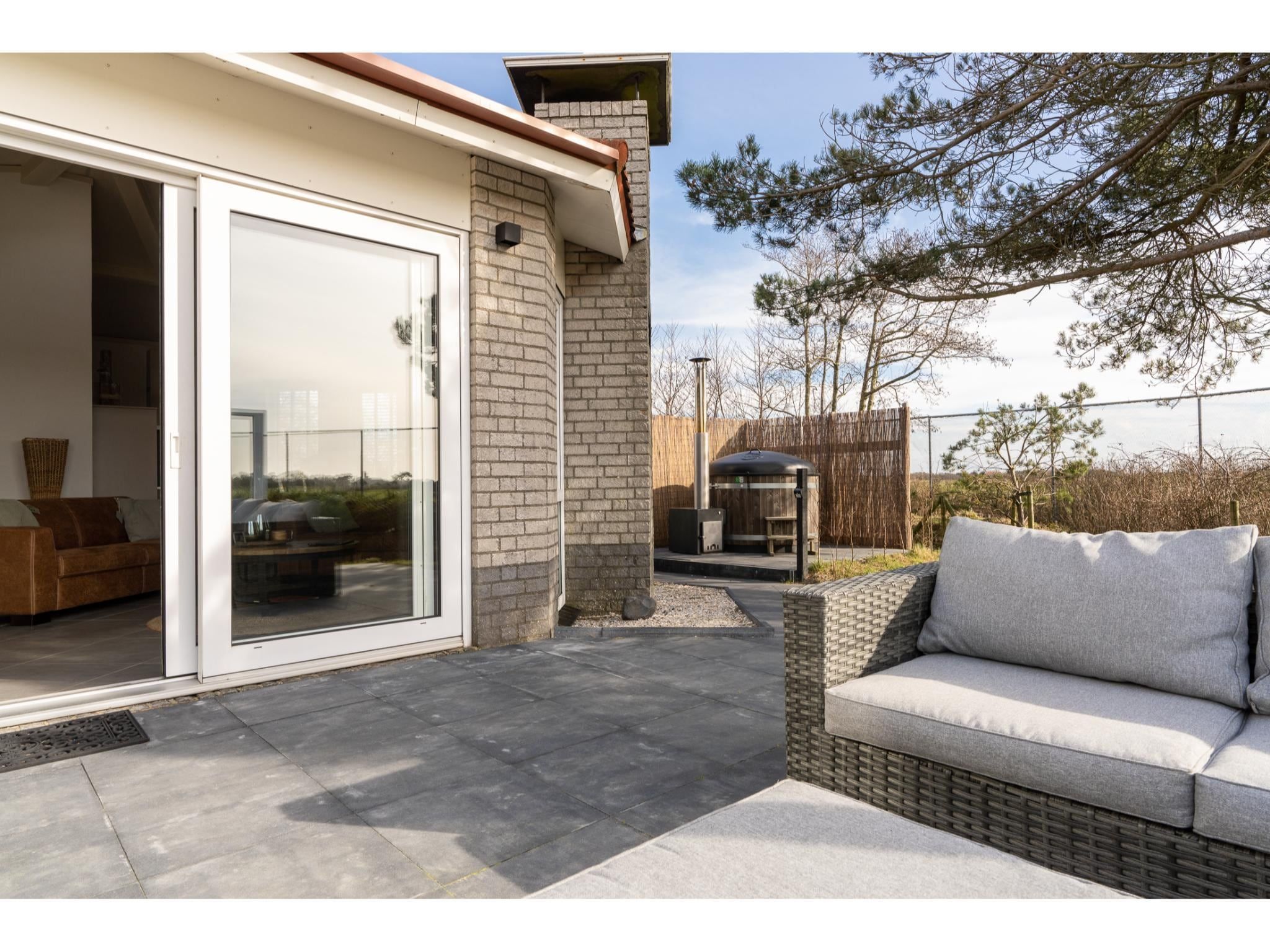 Het terras van Golfvilla 39 Wellness in Hollum