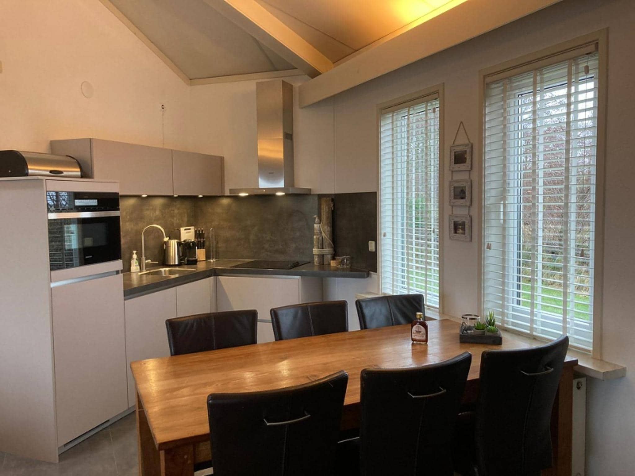 De eetkamer van Golfvilla 39 Wellness in Hollum