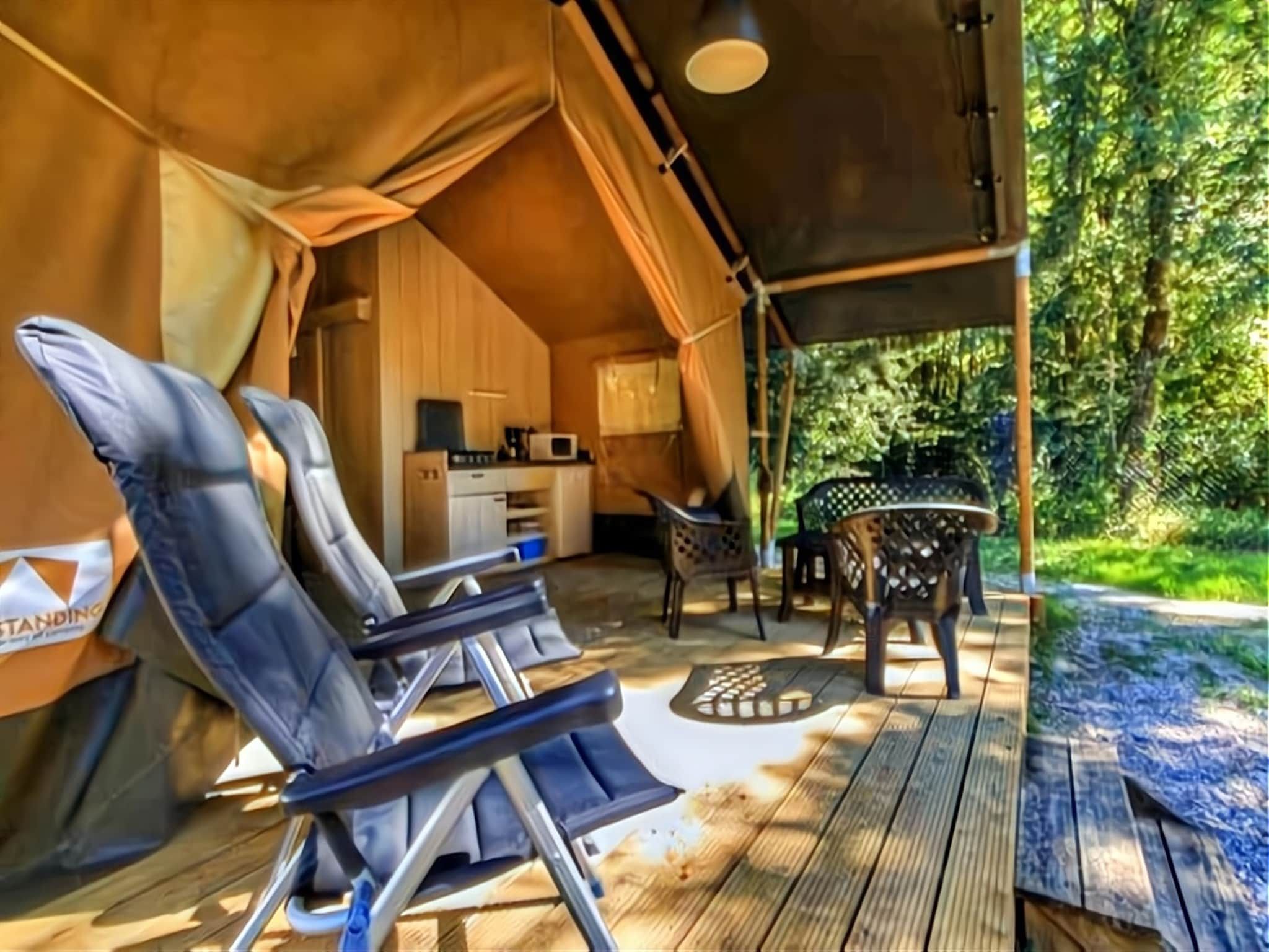 De woonkamer van Luxe safaritent op Ameland in Hollum