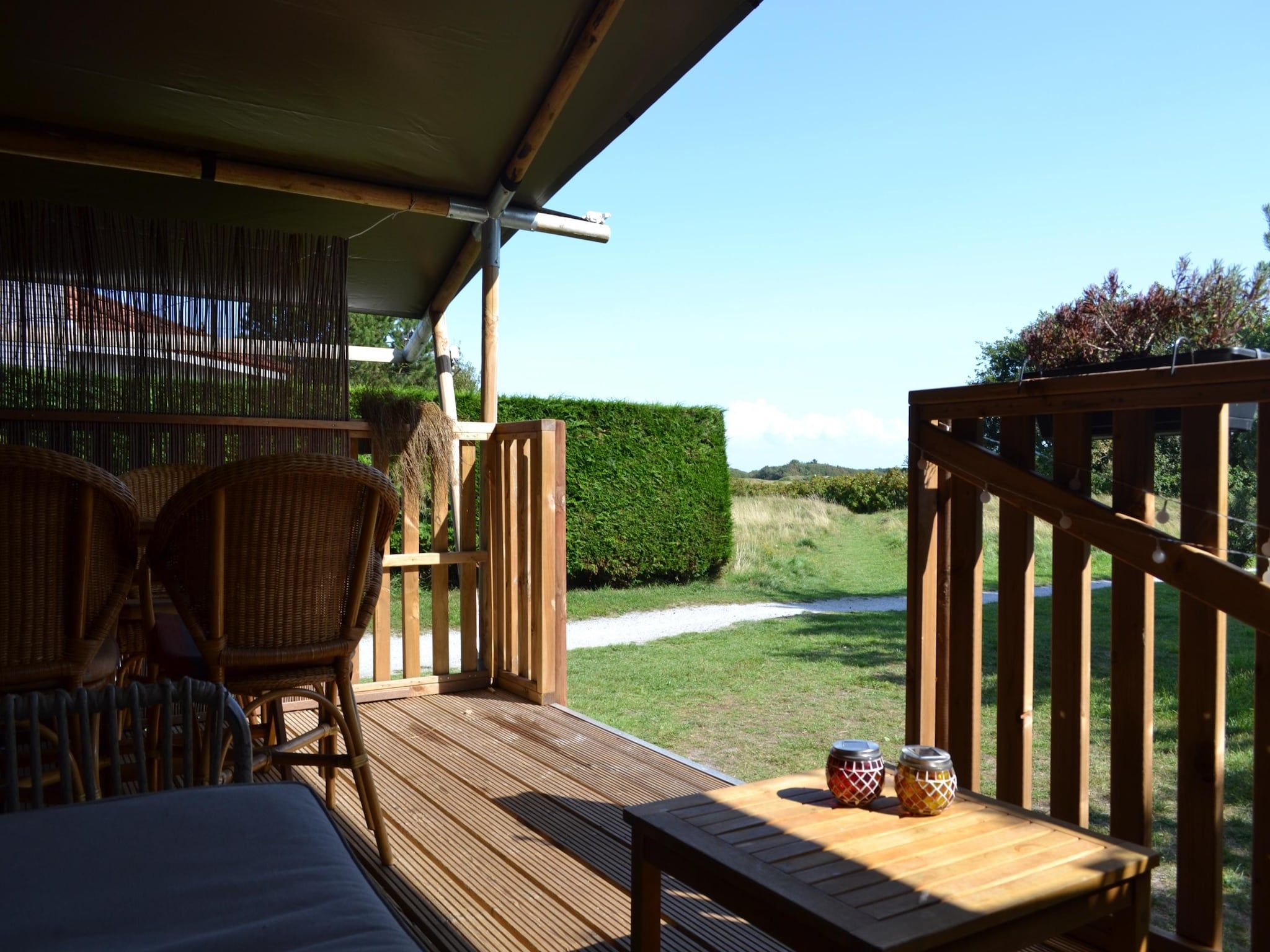 Het terras van Luxe safaritent op Ameland in Hollum