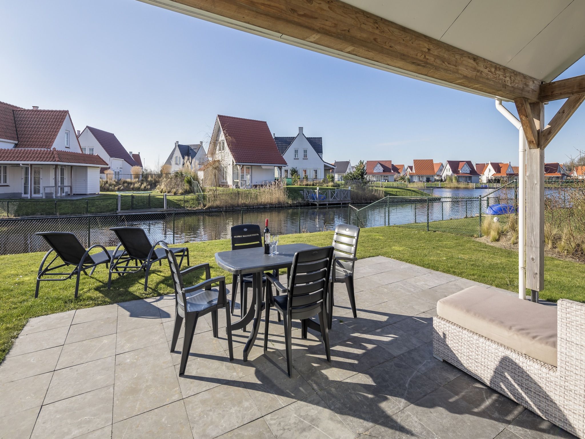 Het terras van Noordzee Residence Cadzand-Bad 23 in Cadzand-Bad