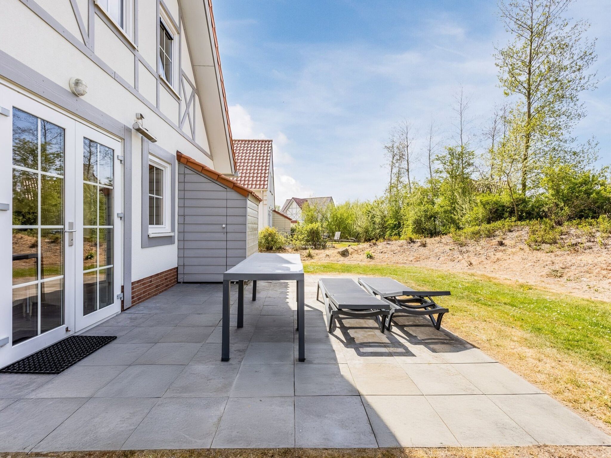 Het terras van Noordzee Residence Cadzand-Bad 26 in Cadzand-Bad