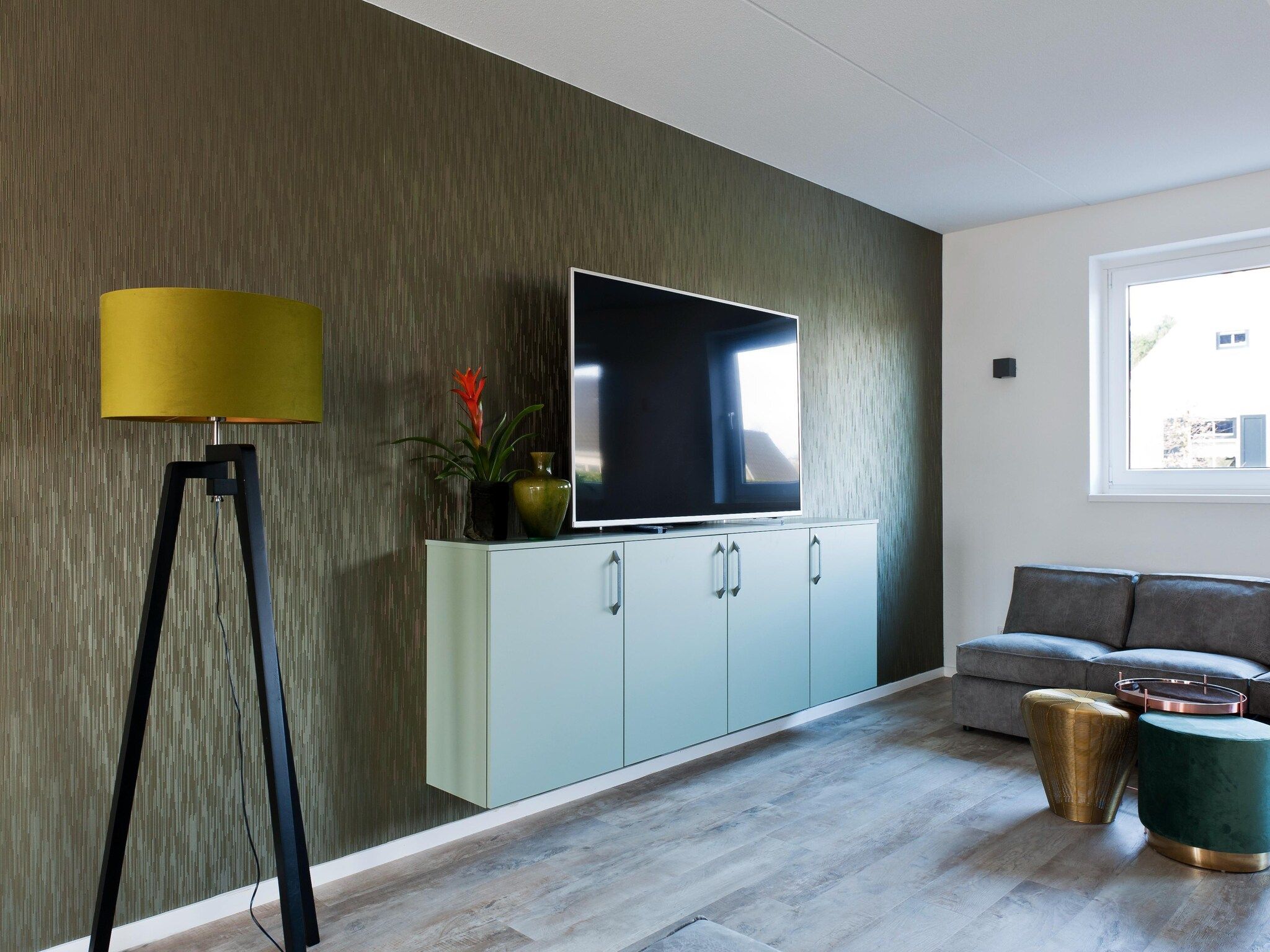 De woonkamer van 24 pers Pallertshuis Wellness de luxe met sauna en hout gestookte hottub in Groningen