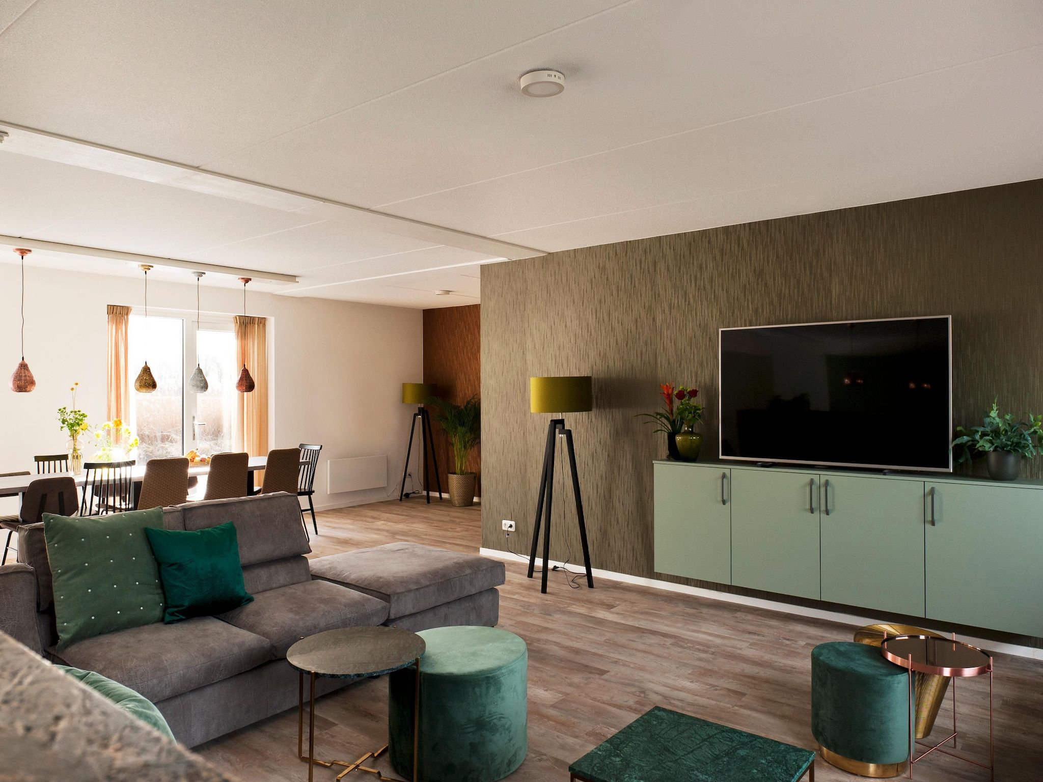 De woonkamer van 24 pers Pallertshuis Wellness de luxe met sauna en hout gestookte hottub in Groningen